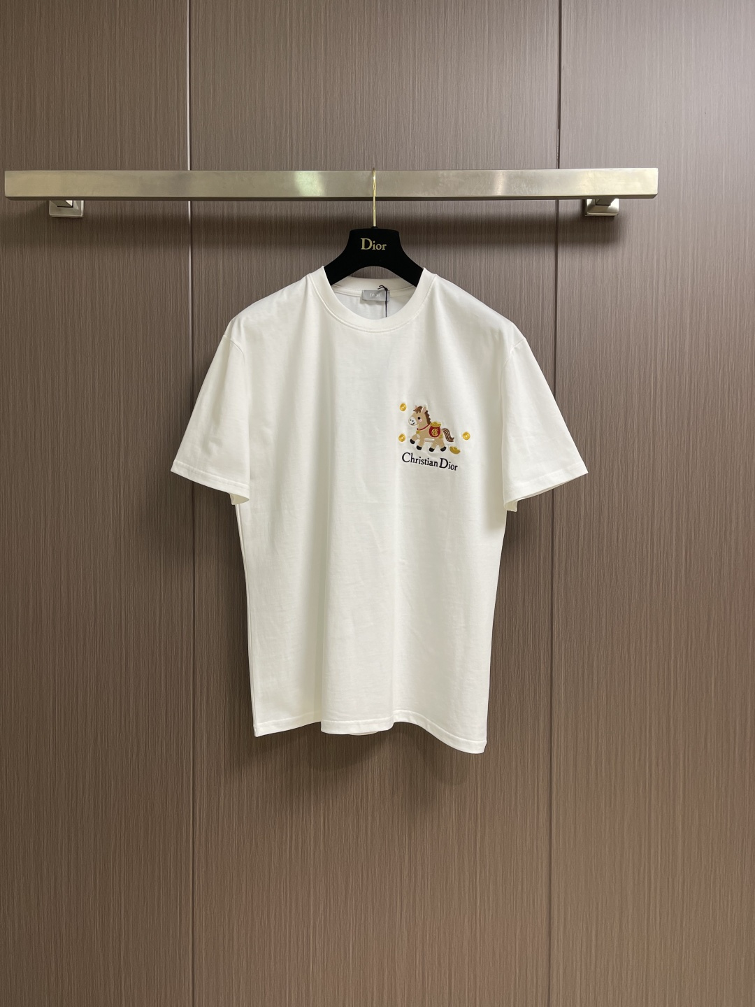 NO:661001,Dior 2026SS early spring new Year of the Horse limited-edition short-sleeved T-shirt, 300g cotton fabric, soft and skin-friendly, wide and drapey. The four-threaded edges are finely made, and the pony pattern embroidery on the front is matched with the logo, which is smart and has a New Year atmosphere. It has three labels and is the same style for men and women. Sizes S-XL S size shoulder width 56.5, chest size 106, length 70 M size, shoulder width 58, chest size 110, length 72  L size shoulder width 60.5, bust size 114, length 74 XL size shoulder width 62, bust size 118, length 76, dior, T-shirt, tees, t-shirt,  19860909Dior 2026SS早春新款马年限定短袖T恤,全棉300g面料,柔软亲肤,挺阔有垂坠感.四线密边做工精细,前幅小马图案刺绣配合logo标识,灵动带有新年气氛,三标齐全,男女同款.尺码S-XL  S码肩宽56.5 胸围106 衣长70 M码 肩宽58 胸围110 衣长72 L码肩宽60.5 胸围114 衣长74 XL码 肩宽62 胸围118 衣长76,,dior,T-shirt,tees，t-shirt, ,Men's clothing