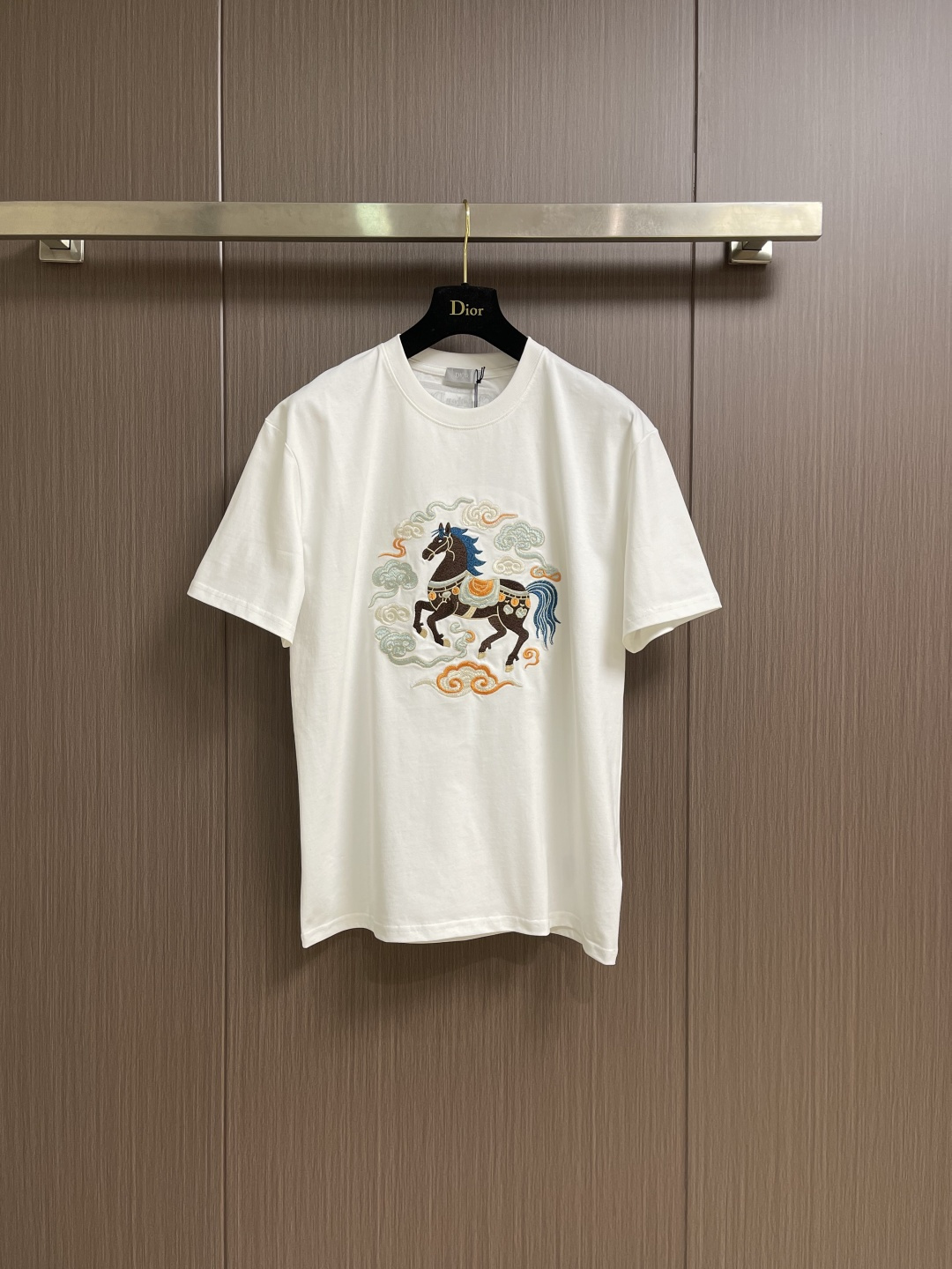 NO:661012,Dior 2026ss early spring new Year of the Horse limited-edition short-sleeved T-shirt, 300g cotton fabric, soft and skin-friendly, wide and drapey. Finely crafted four-thread edges, embroidered pony pattern on the front, smart and New Year atmosphere, embroidered with logo elements on the back neck, complete with three marks, same style for men and women. Sizes S-XL S size shoulder width 56.5 bust 106 length 70 M size shoulder width 58 bust 110  Length 72, L size, shoulder width 60.5, bust 114, Length 74, XL size, shoulder width 62, bust 118, length 76, dior, T-shirt, tees, t-shirt,  19860909Dior 2026ss早春新款马年限定短袖T恤,全棉300g面料,柔软亲肤,挺阔有垂坠感.四线密边做工精细,前幅小马图案刺绣,灵动带有新年气氛,后颈饰有logo元素刺绣,三标齐全,男女同款.尺码S-XL  S码肩宽56.5 胸围106 衣长70 M码 肩宽58 胸围110 衣长72 L码肩宽60.5 胸围114 衣长74 XL码 肩宽62 胸围118 衣长76,,dior,T-shirt,tees，t-shirt, ,Men's clothing