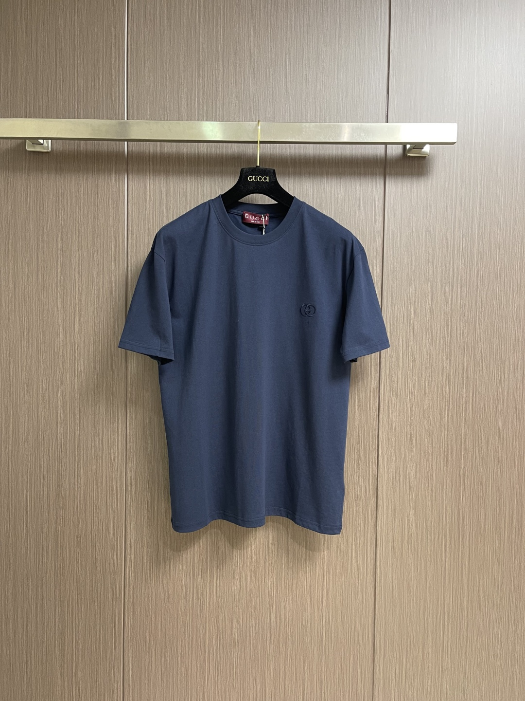 NO:661004,GUCCI GG letter embroidered round neck short-sleeved T-shirt, custom woven and dyed, with double G embroidery design on the chest. A perfect fashion item!  Oversize version. The texture of the customized fabric is super and versatile in all seasons. The overall routing is straight and delicate. The fabric is comfortable and soft. The color is consistent and has no color difference. It can be matched with the same style to create a fashionable look and control various occasions. Customized accessories, complete with three standards, same style for men and women!  Size S-XL S size shoulder width 56.5 bust 106 length 70 medium size shoulder width 58 bust 110 length 72 L size shoulder width 60.5 bust 114 length 7419860909GUCCI GG字母刺绣圆领短袖T恤,颜色定织定染,胸前双G刺绣设计.妥妥的时尚潮流单品！oversize版型 定制面料质感超级赞四季百搭,整体走线平直细腻,面料舒适柔软,颜色一致无色差 能与同款搭配营造时尚造型,驾驭各种场合,定制辅料,三标齐全,男女同款！尺码S-XL  S码肩宽56.5 胸围106 衣长70 M码 肩宽58 胸围110 衣长72 L码肩宽60.5 胸围114 衣长74 XL码 肩宽62 胸围118 衣长76,,gucci,versace,T-shirt,tees，t-shirt, ,Men's clothing