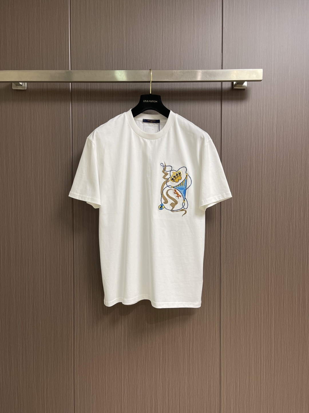 NO:661008,LV  2026SS early spring new short-sleeved T-shirt, embroidered short-sleeved shirts show a trend of multi-innovation, deeply integrating traditional craftsmanship with modern design. In the pattern design, layered collage has become a highlight, such as the clever superposition of folk totems and abstract geometric figures to create a story-rich visual effect; artistic vine elements have also been used  Widely used, sinuous lines grow freely on clothing, creating a natural and lively atmosphere. In terms of embroidery technology, the custom-developed hand embroidery washing process makes embroidered short-sleeves more suitable for modern life. In terms of style, there are new Chinese-style Hunan embroidery short-sleeves, which outline the artistic conception with delicate line drawings and show oriental charm. Sizes S-XL  S size shoulder width 56.5, chest size 106, length 70, size M, shoulder width 58, chest size 110, length 72, size L, shoulder width 60.5 size, chest size 114 size, length 74, size19860909LV 2026SS早春新款短袖T恤,刺绣短袖呈现出多元创新趋势,将传统工艺与现代设计深度融合.在图案设计上,层次拼贴成为亮点,如将民俗图腾与抽象几何图形巧妙叠加,创造出富有故事性的视觉效果；艺术藤蔓元素也被广泛应用,蜿蜒的线条在服装上自由生长,营造出自然灵动的氛围.刺绣工艺上,定制研发的手工刺绣洗涤工艺,让刺绣短袖更适应现代生活.在风格上,既有新中式湘绣短袖,以细腻线描勾勒意境,展现东方韵味.尺码S-XL  S码肩宽56.5 胸围106 衣长70 M码 肩宽58 胸围110 衣长72 L码肩宽60.5 胸围114 衣长74 XL码 肩宽62 胸围118 衣长76,,louis vuitton,T-shirt,tees，t-shirt, ,Men's clothing