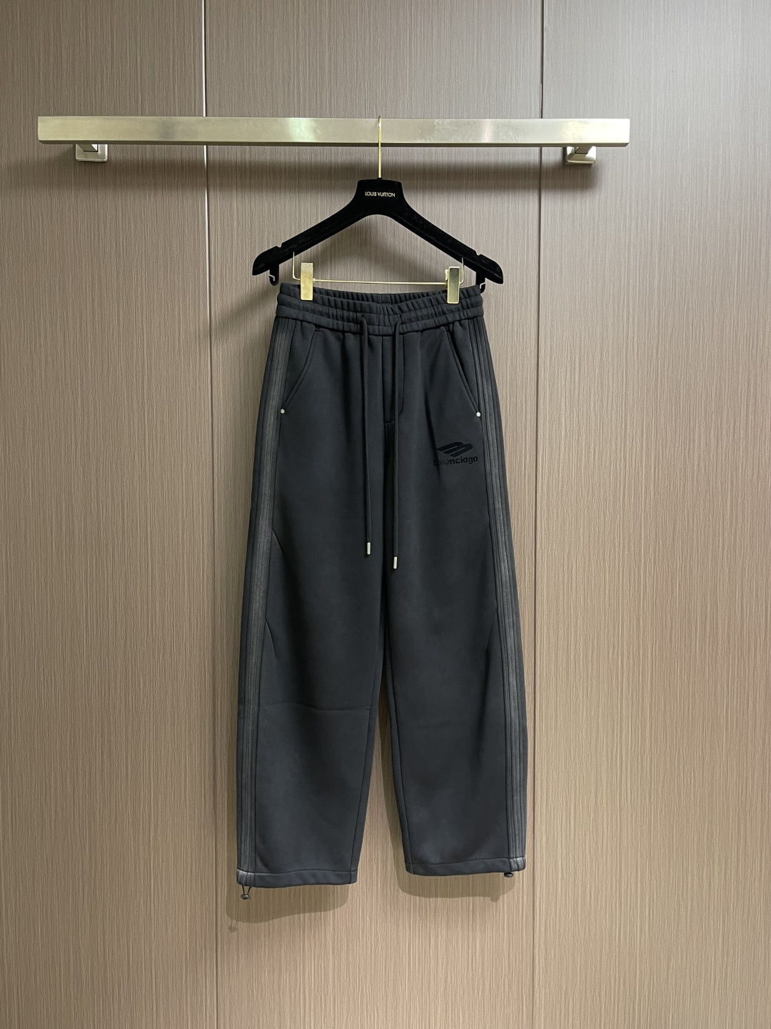 NO:660995,Balenciaga 2025 SS new straight-leg velvet casual sweatpants for autumn and winter, simple and fashionable new custom-made fabrics, comfortable to wear, low-key yet luxurious, fashionable and high-end design. Needless to say, the style and cut of the pants are exquisite and vivid.  Really first-class, top-quality materials. Really top-notch elastic waisted straight pants. The quality is outstanding. They have been washed with heavy water to make them very soft!  Not picky, the upper body is absolutely stylish and extremely luxurious. Sizes M-XXL, balenciaga,  19860909Balenciaga 2025SS秋冬新款直筒加绒休闲卫裤,简约时尚新款定制面料,身穿手感舒适 低调不失奢华 设计时尚高端 裤型款式和裁剪亦无需多言 上身精致跃然．真正一等一顶级质料 真正殿堂级的松紧腰直筒裤,品质卓然,经过重水洗使得很柔软！不挑人 上身绝对的有型 极度奢华.尺码M-XXL,,balenciaga, ,Men's clothing