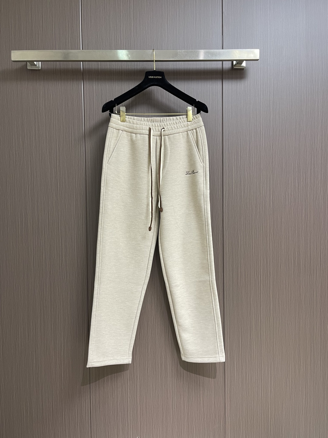NO:660998,LP Loropiana 2026SS letter embroidered straight fleece sweatpants, blended fabric, three logos, elastic waist drawstring, fitted tailoring, neat stitching, impeccable details, classic and versatile, the upper body has a casual and relaxed feeling, sizes M-4XL,,loro piana,loro piana, 19860909LP Loropiana 2026SS 字母刺绣直筒加绒运动裤,混纺面料、三标齐、松紧腰抽绳、合体的裁剪、车线工整、细节无可挑剔,经典百搭 上身有总随意的松弛感,尺码M-4XL,,loro piana,loro piana, ,Men's clothing