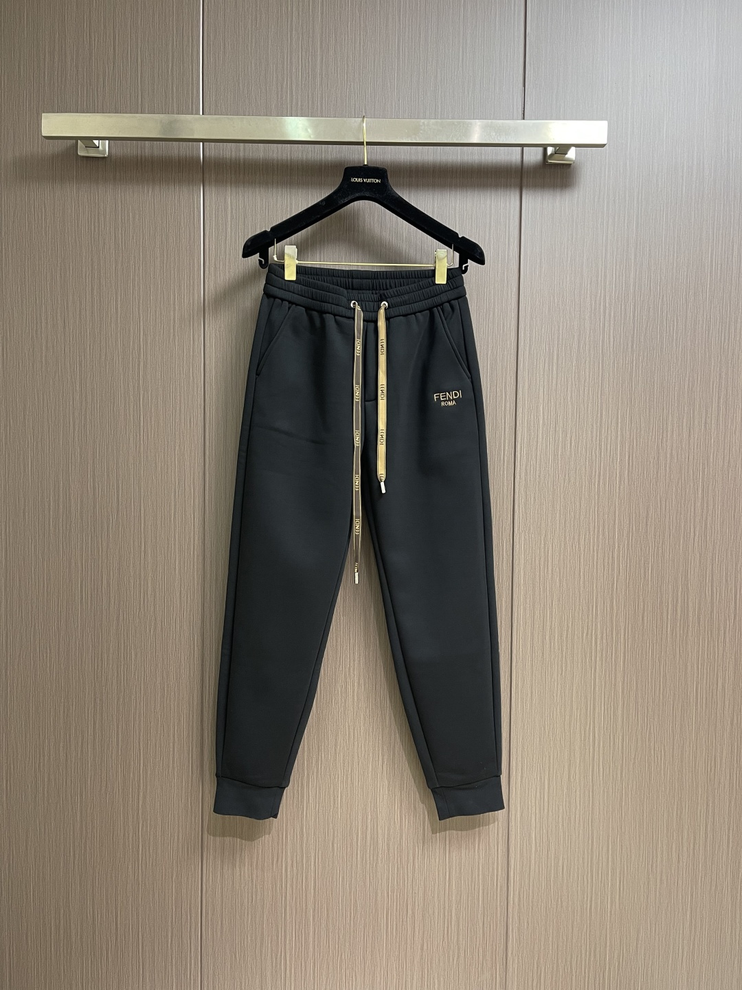 NO:660999,FENDI 2025ss new autumn and winter embroidered logo plus velvet leggings sweatpants, customer-supplied high-count soft tripe sweatshirt fabric, breathable and comfortable, soft and skin-friendly, long pants with classic and easy-to-wear fit, with textured hardware accessories, three-dimensional contrasting color drawstrings, elastic webbing, clear visual effects, rich and layered. Sizes M-4XL, fendi, hoodie, sweatshirts,  19860909FENDI 2025ss 秋冬新款刺绣标识加绒束腿卫裤,客供高支柔软牛肚卫衣面料,透气舒适,柔软贴肤呵护,长款裤身经典好穿版型,搭配质感五金辅料,立体撞色抽绳,松紧织带,视觉效果分明,丰富有很有层次感.尺码M-4XL,,fendi,hoodie,sweatshirts, ,Men's clothing