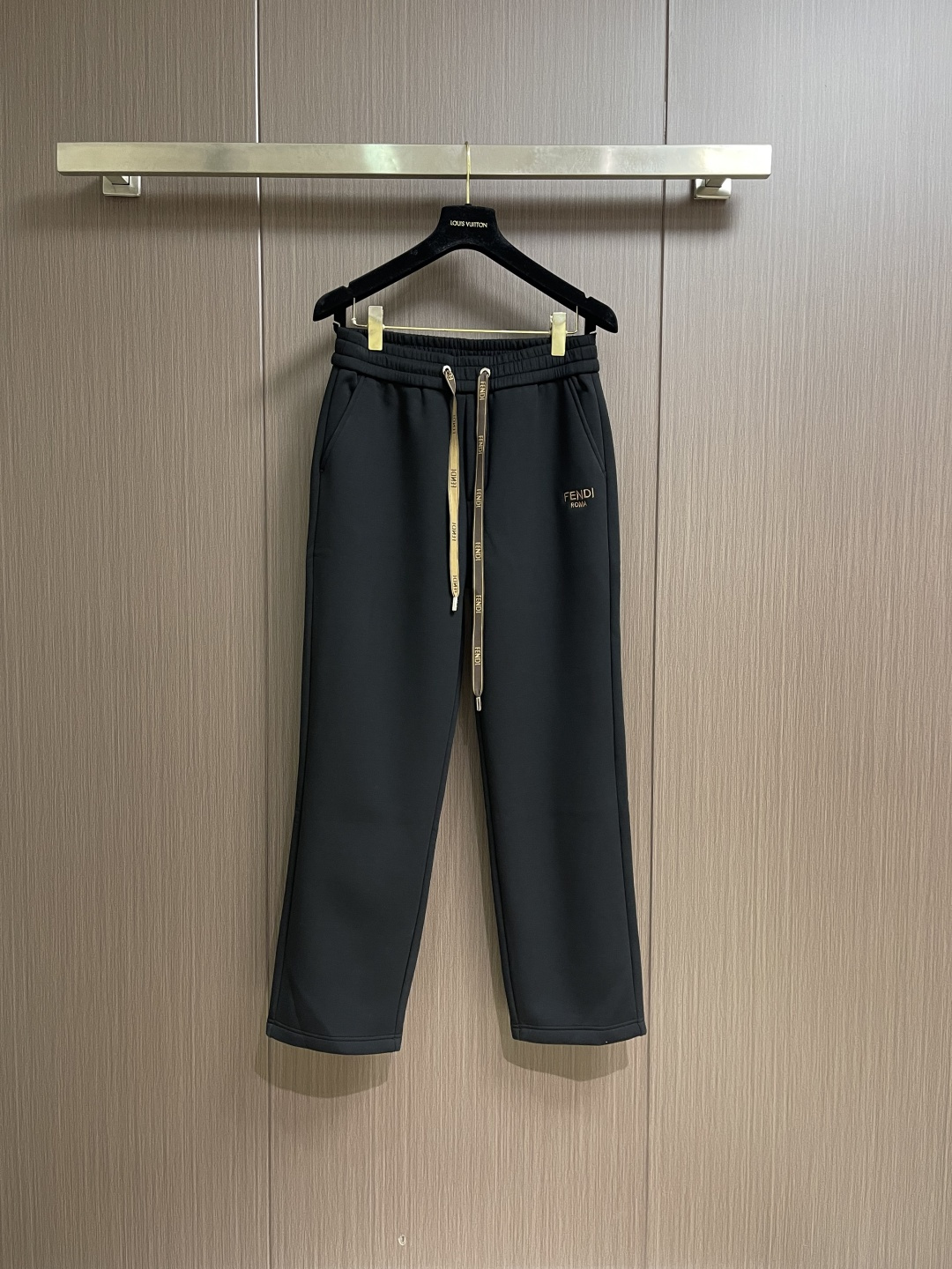 NO:661002,FENDI 2025ss new autumn and winter embroidered logo plus velvet straight sweatpants, customer-supplied high-count soft tripe sweatshirt fabric, breathable and comfortable, soft and skin-friendly, long pants with a classic and easy-to-wear fit, with textured hardware accessories, three-dimensional contrasting drawstrings, elastic webbing, clear visual effects, rich and layered. Sizes M-4XL, fendi, hoodie, sweatshirts,  19860909FENDI 2025ss 秋冬新款刺绣标识加绒直筒卫裤,客供高支柔软牛肚卫衣面料,透气舒适,柔软贴肤呵护,长款裤身经典好穿版型,搭配质感五金辅料,立体撞色抽绳,松紧织带,视觉效果分明,丰富有很有层次感.尺码M-4XL,,fendi,hoodie,sweatshirts, ,Men's clothing