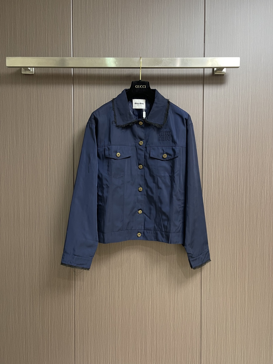 NO:661013,MiuMiu 2026SS early spring show twill cotton jacket!  This jacket features a classic micro silhouette with vintage gold buttons and a double contrast collar for contrast!  Very handsome!  The fabric is made of high-density mercerized cotton, the fabric has a very good gloss and feels great!  Not ordinary twill cotton!  The clothes are made of welt pockets and are fully lining. The body lining is silk lining of the same color as the body, and the sleeve linings are striped lining!  The clothes came out great!  Size S-XL,,miumiu,jackets & coats, 19860909MiuMiu 2026SS早春秀款斜纹棉夹克！这款夹克采用经典微廓形,复古金色纽扣和双层撞色衣领营造对比效果！非常帅气！面料采用高密丝光棉,布料光泽度非常好,而且手感十分棒！非普通斜纹棉！衣服为嵌线袋,全里,大身里布为衣身同色丝质里,袖子里布为条纹里！衣服出来的效果非常好！尺码S-XL,,miumiu,jackets & coats, ,Men's clothing