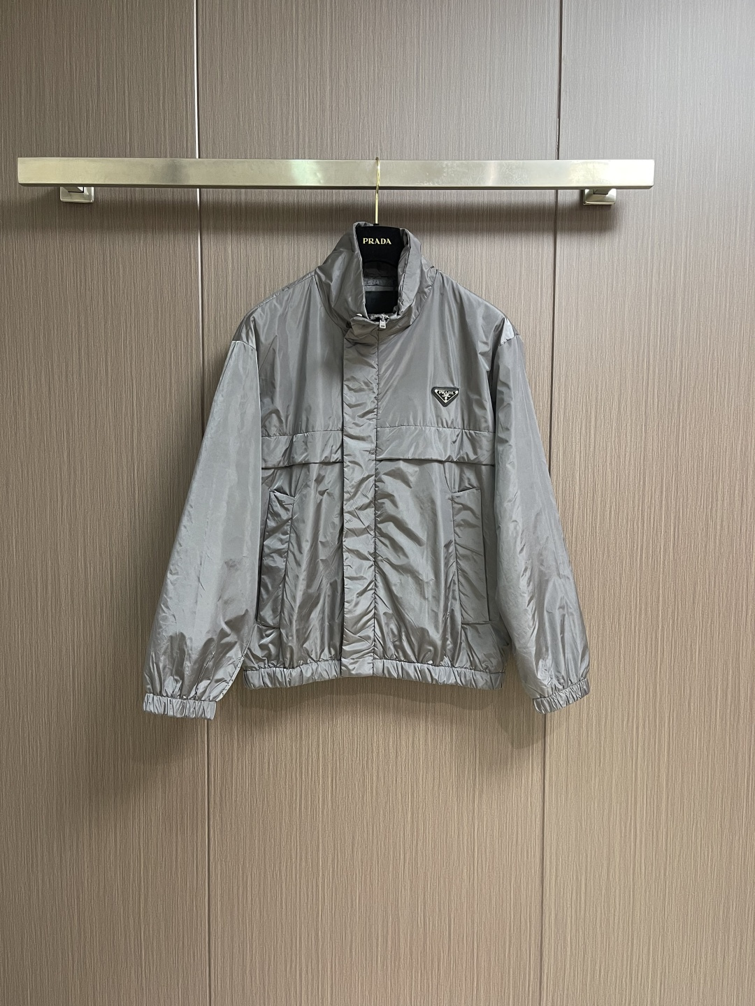 NO:661009,Prada triangle logo lightweight stand-collar jacket, this long-sleeved jacket is made from LIFESTYLE  UMACARTA paper-feel nylon, ultra-light regenerated nylon high-quality fabric, as light as paper. The slightly wrinkled appearance of the fabric reminds people of the texture of paper. The upper body is comfortable to wear, feels smooth, and its windproof performance is also very good. The left chest of the front panel is decorated with a logo  The unique enamel-coated metal triangle logo is made of metal with clear patterns and textures, the font is smooth and textured, and the details highlight the brand style. The position of the pocket is carefully designed to facilitate carrying items without affecting the overall shape, which is both practical and practical.  Aesthetics. Silhouette cut, comfortable upper body, free movement, and meticulous workmanship. Zipper opening and closing design with hidden button placket, the opening size of the jacket can be adjusted according to the dressing needs, making it easy to put on and take off. There are elastic drawstrings at the cuffs and hem, which can effectively prevent  Prevents cold wind from blowing back. Classic stand-up collar design, handsome and stylish. This jacket is a must-have for outdoor sports and travel. It is not only lightweight and durable, but also classic and versatile, completing a low-key and high-end fashion outfit. It combines minimalist aesthetics and functionality, and has a high degree of adaptability.  Size S-XL,,prada,cartier,jackets & coats,jackets & coats, 19860909Prada 三角徽标轻薄立领夹克外套,这款长袖外套取材于LIFESTYLE UMACARTA纸感尼龙,超轻再生尼龙优质面料,轻如纸张.面料略有皱褶的外观,让人想起纸张的质感.上身穿着舒适,手感顺滑,它的防风性能也非常出色.前幅左胸处饰以标志性的涂珐琅金属三角形徽标,由金属制成图案纹路清晰明了,字体流畅有质感,细节之处彰显品牌格调.口袋的位置经过精心设计,方便携带物品的同时也不会影响整体造型,兼具实用性与美观性.廓形版型剪裁,上身舒适,活动自如,做工细致到位.拉链开合设计搭配暗扣门襟,可根据穿搭需求调节夹克的开口大小,穿脱方便.袖口和下摆处分别设有弹力束绳,能有效防止冷风倒灌.经典立领设计,帅气有型.这款夹克简直是户外运动、出游的必入好物,不仅轻量耐用,还经典百搭,完成低调高级的时尚穿搭.将极简美学和功能性结合于一身,适配度很高 尺码S-XL,,prada,cartier,jackets & coats,jackets & coats, ,Men's clothing