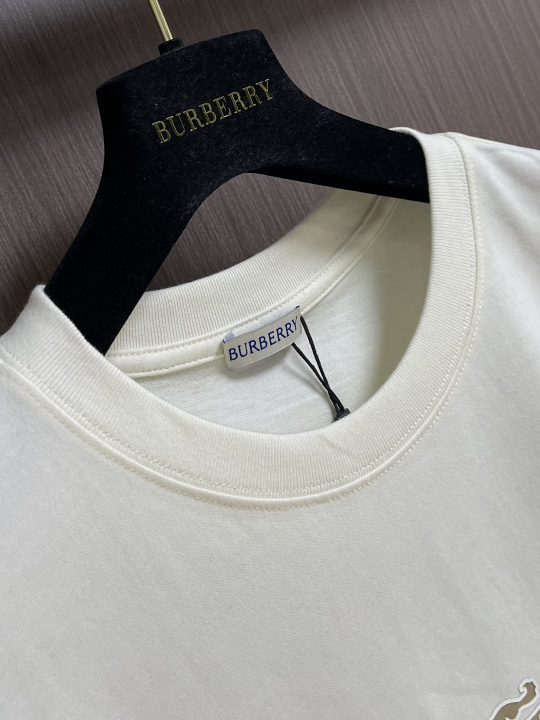 Burberry 格纹战马长袖T恤卫衣，甄选棉纤混纺面料，触感软而不塌，贴肤是恰到好处的舒适；胸前的战马