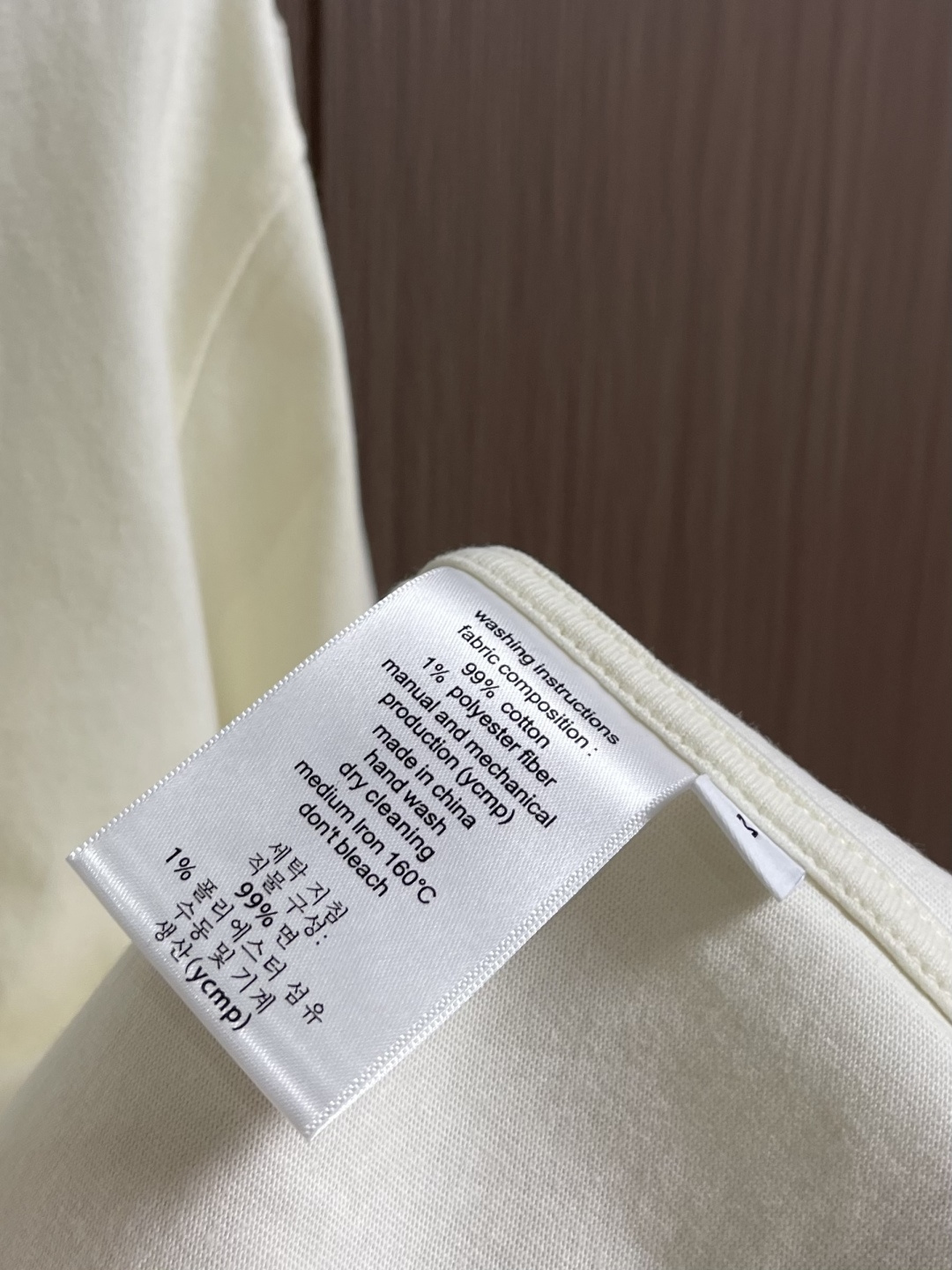 Burberry 格纹战马长袖T恤卫衣，甄选棉纤混纺面料，触感软而不塌，贴肤是恰到好处的舒适；胸前的战马