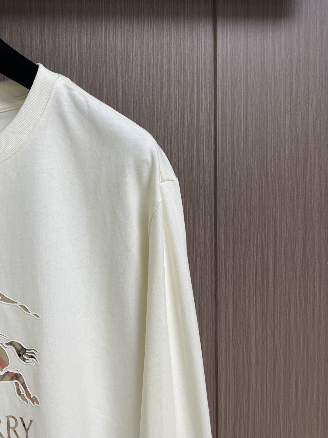 Burberry 格纹战马长袖T恤卫衣，甄选棉纤混纺面料，触感软而不塌，贴肤是恰到好处的舒适；胸前的战马