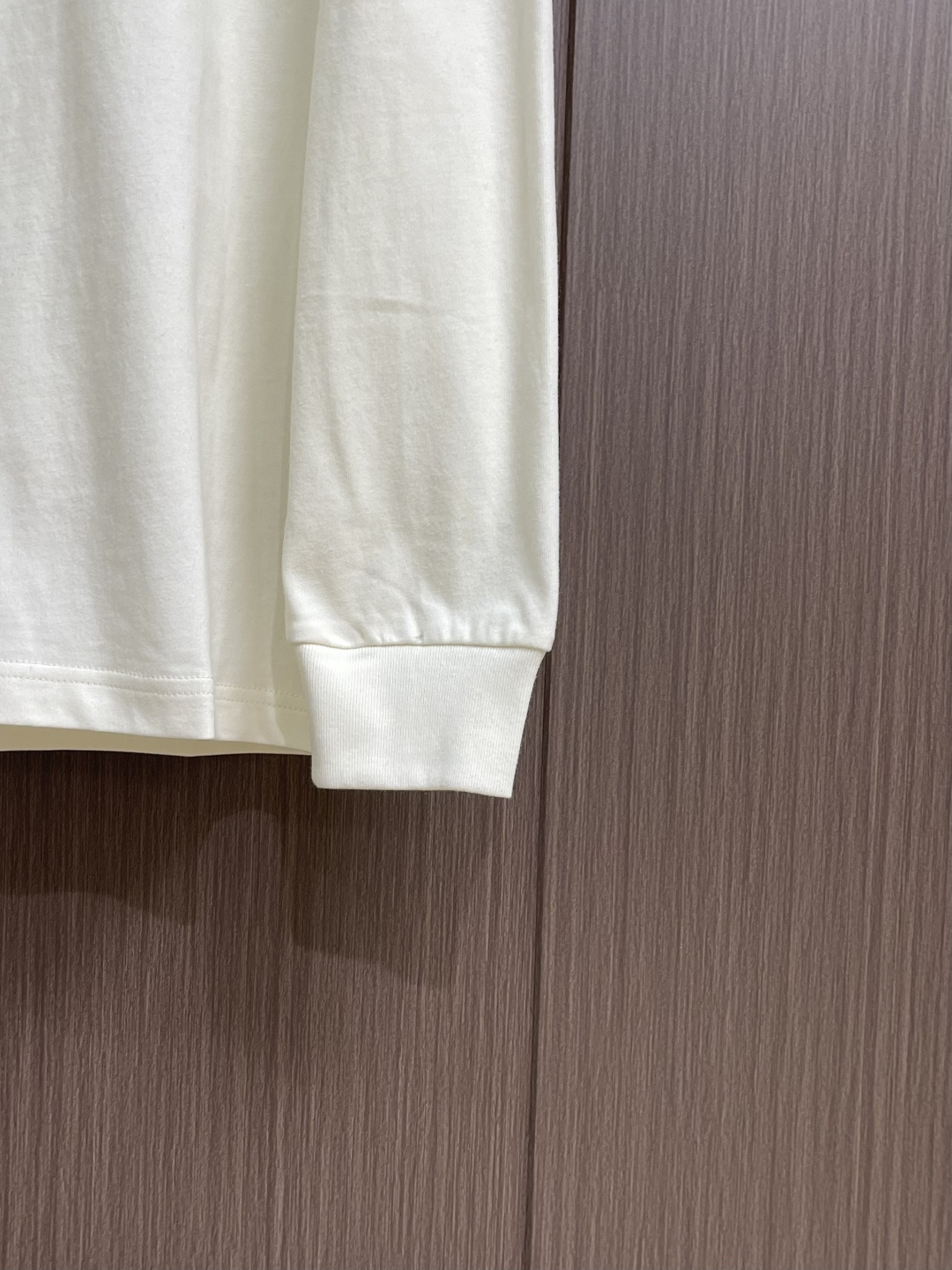 Burberry 格纹战马长袖T恤卫衣，甄选棉纤混纺面料，触感软而不塌，贴肤是恰到好处的舒适；胸前的战马