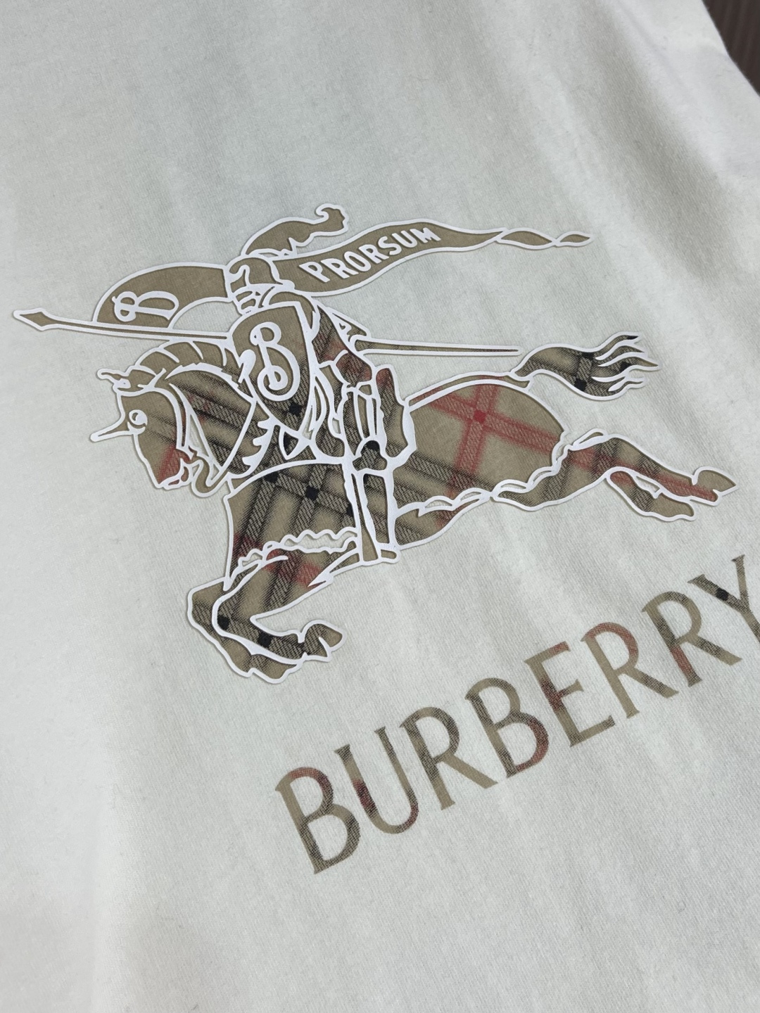 Burberry 格纹战马长袖T恤卫衣，甄选棉纤混纺面料，触感软而不塌，贴肤是恰到好处的舒适；胸前的战马