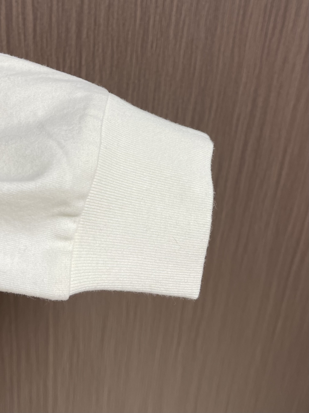 Burberry 格纹战马长袖T恤卫衣，甄选棉纤混纺面料，触感软而不塌，贴肤是恰到好处的舒适；胸前的战马