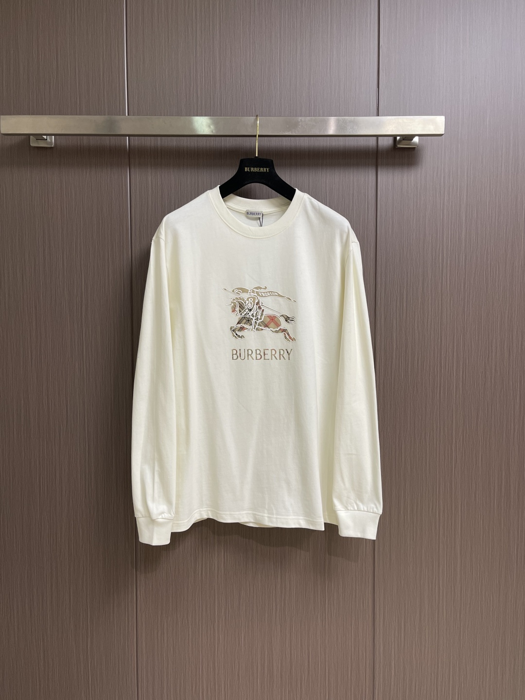 Burberry 格纹战马长袖T恤卫衣，甄选棉纤混纺面料，触感软而不塌，贴肤是恰到好处的舒适；胸前的战马