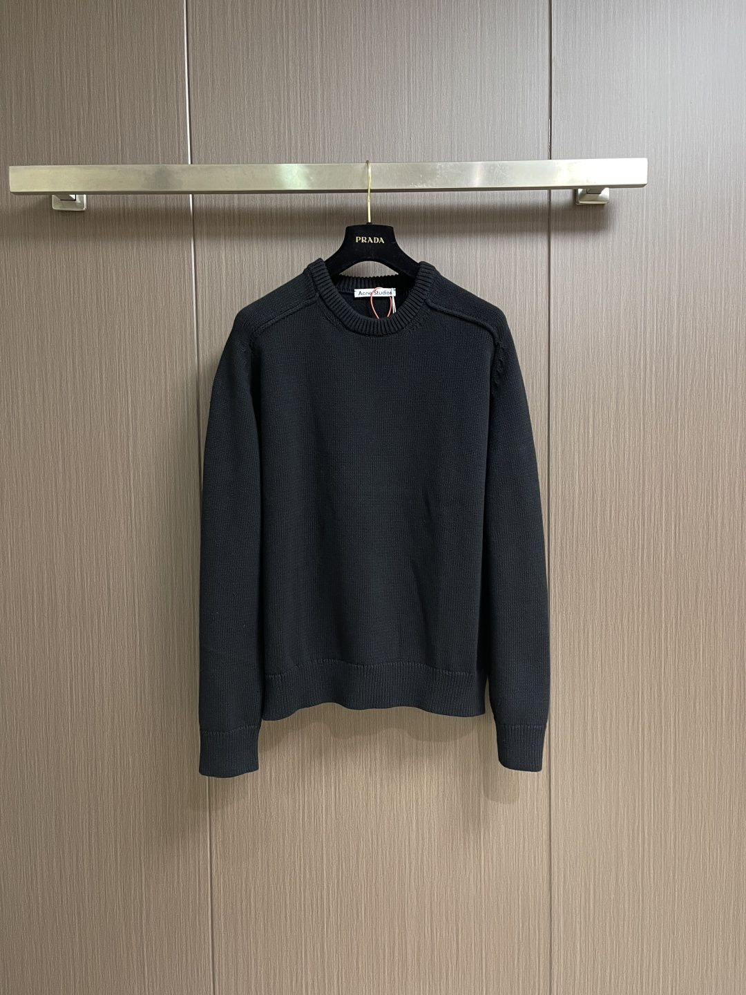 NO:661047,Acne Studios printed logo knitted sweater, custom-woven plateau yak gold wool, soft and delicate, comfortable and close to the skin, classic black tone exudes an innate sense of luxury, warm and devouring, high-end minimalist blank design on the front panel, embellished with Acne Studios 1996 logo pattern printed on the back panel, sweeping the starting point of fashion, deep black and carbon black fibers interlaced, making simplicity more versatile, versatile magic. Comes with advanced filters, showing a unique fashion attitude in minimalism, using glue printing  The printing is modified through three film screens. The pattern is printed on the fabric using glue liquid paint. The fabric is baked to fix the printed pattern. The garment washing water is softened and deodorized. The clothes are deeply cleaned and deodorized through professional washing equipment and specific detergents. Improve the feel and appearance of the clothes. Sizes XS-L,,acne studios,dior,sweaters, 19860909Acne Studios 印花徽标针织毛衣 定织高原牦金羊毛 柔软细腻 舒适贴肤 经典黑色调散发与生俱来的高级感 有温度的吞噬 前幅高级极简留白设计 后幅印有 Acne Studios 1996徽标图案作点缀 席卷时尚的起点 深黑与炭黑的纤维交错 让简单变得不简单 百搭的魔力 自带高级滤镜 在极简中彰显出独特的时尚态度 采用胶浆印花 印花经过三次菲林网板修改 使用胶浆液体涂料在织物上打印图案 烘烤织物以固定印刷图案 成衣洗水加软去味工艺 通过专业的洗涤设备和特定的洗涤剂 对衣物进行深度清洁和去味处理 改善衣物的手感和外观.尺码XS-L,,acne studios,dior,sweaters, ,Men's clothing