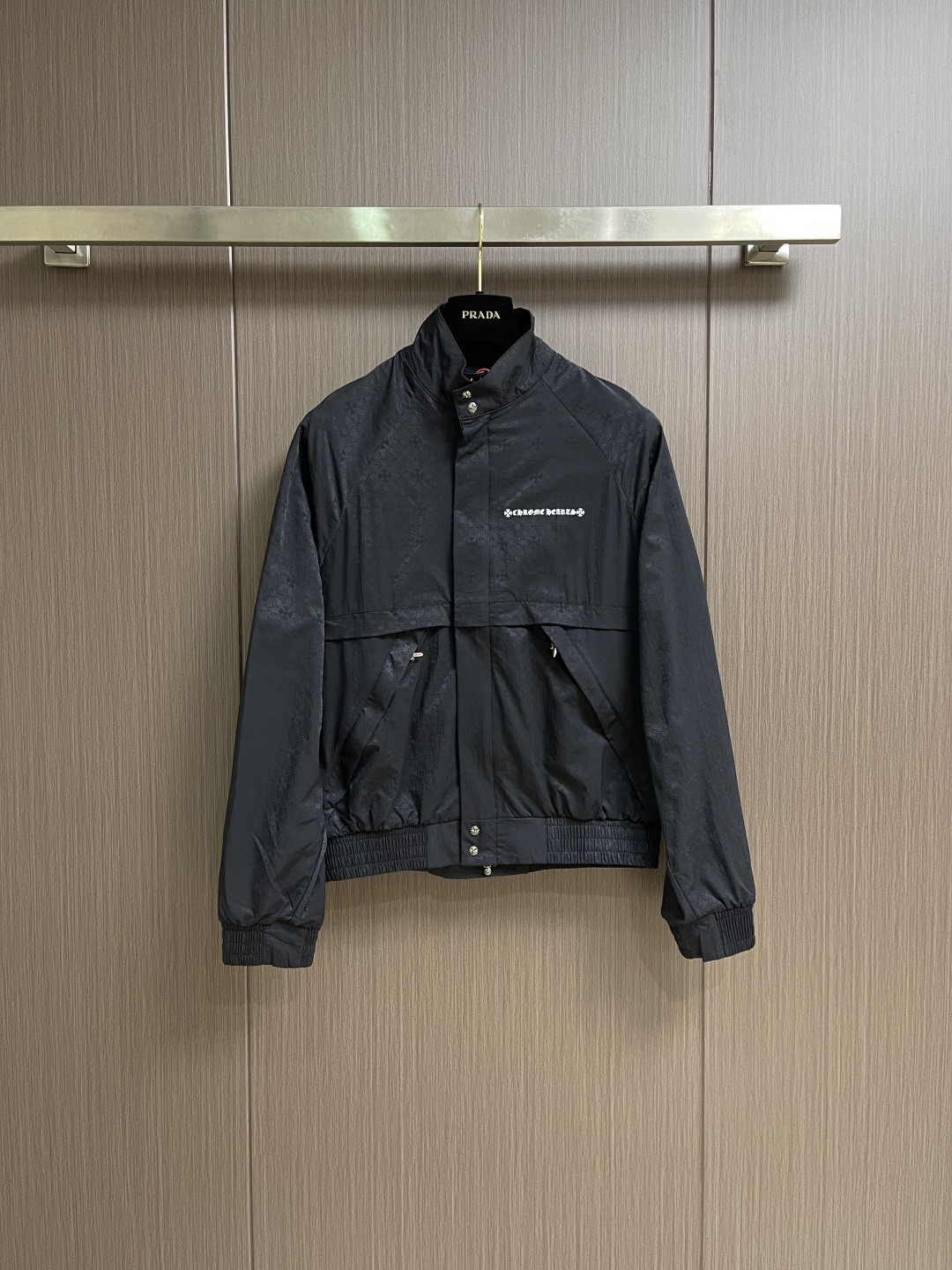 NO:661054,Chrome Hearts CH Chrome Hearts printed dark pattern zipper jacket, customized phantom floral silk woven fabric, excellent texture, comfortable and close to the skin, with obsidian black as the main tone, like star trails under the night, encounter the CH pattern covering the body, derived from the brand's profound cultural heritage, quietly emerging in a looming attitude, dark pattern aesthetics, rebellious compatibility, low-key edge, full of recognition, interpreting unparalleled fashion style, casual sophistication  Making every touch a ritual experience, the fabric jacquard technology controls the interweaving of warp and weft threads by weaving the full width of the fabric on the surface. Precisely controls the interweaving density and tension of the yarns to make it more three-dimensional, using glue printing. The printing has been modified three times with film screens. Use glue liquid paint to print patterns on the fabric. Bake the fabric to fix the printing pattern. Infrared positioning cutting bed achieves precise positioning of the material through infrared emitters and infrared receivers. The accuracy can reach the micron level.  In order to meet the effect of high-precision cutting of alignment and striping, the fabrics have been washed, have a better hand feel, are not easy to deform, are not easy to shrink, are not easy to fade, and maintain long-term beauty. The overall wiring is straight and delicate, the fabric is comfortable and soft, and the color is consistent without color difference. It can be matched with the same style to create a fashionable look, control various occasions, customized accessories, complete three standards, the same style for men and women!  Sizes S-XL,,chrome hearts,chrome hearts,jackets & coats,jackets & coats, 19860909Chrome Hearts CH克罗心满印暗纹拉链夹克外套,定制幻影花绸梭织面料 质感卓越 舒适贴肤 以曜石黑为主基调 似夜幕下的星轨 邂逅铺满衣身的CH图案 源自品牌深厚的文化底蕴 以一种若隐若现的姿态悄然浮现 暗纹美学 叛逆的兼容性 低调的锋芒 辨识度十足 诠释着无与伦比的时尚格调 随意中的精致 让每一次触碰都成为仪式感的体验,面料提花工艺 通过在织物表面织出全幅 CH暗纹提花织纹技术 控制经纬线的交织方式 精确控制纱线的交织密度和张力 使其更具立体感,采用胶浆印花 印花经过三次菲林网板修改 使用胶浆液体涂料在织物上打印图案 烘烤织物以固定印刷图案红外线定位裁床 通过红外发射器和红外接收器来实现对材料的精准定位 精度可达到微米级别 从而满足对位对条高精度裁剪的效果,面料都经过浇洗 手感质感更佳 不易变形 不易缩水 不易褪色 保持长久的美观.整体走线平直细腻,面料舒适柔软,颜色一致无色差 能与同款搭配营造时尚造型,驾驭各种场合,定制辅料,三标齐全,男女同款！尺码S-XL,,chrome hearts,chrome hearts,jackets & coats,jackets & coats, ,Men's clothing