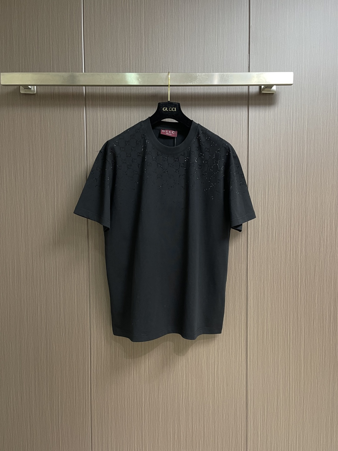 NO:661038,GUCCI crystal-embellished knitted cotton short-sleeved T-shirt. The brand's iconic materials such as GG canvas, jersey fabric, knitted cotton and pique cotton are crafted with gradient crystal embroidery to create a dazzling contrasting effect. This T-shirt is crafted with fine velvet knitted cotton and cleverly blended with gradient GG crystals. Sizes S-XL,,gucci,T-shirt,tees,t-shirt, 19860909GUCCI 饰仿水晶针织棉短袖T恤,GG帆布、平纹针织面料、针织棉和珠地棉等多种品牌标志性材质匠心融入渐变效果仿水晶刺绣,打造亮眼对比效果.这款T恤以细绒针织棉匠心打造,巧妙融入渐变GG仿水晶.尺码S-XL,,gucci,T-shirt,tees，t-shirt, ,Men's clothing