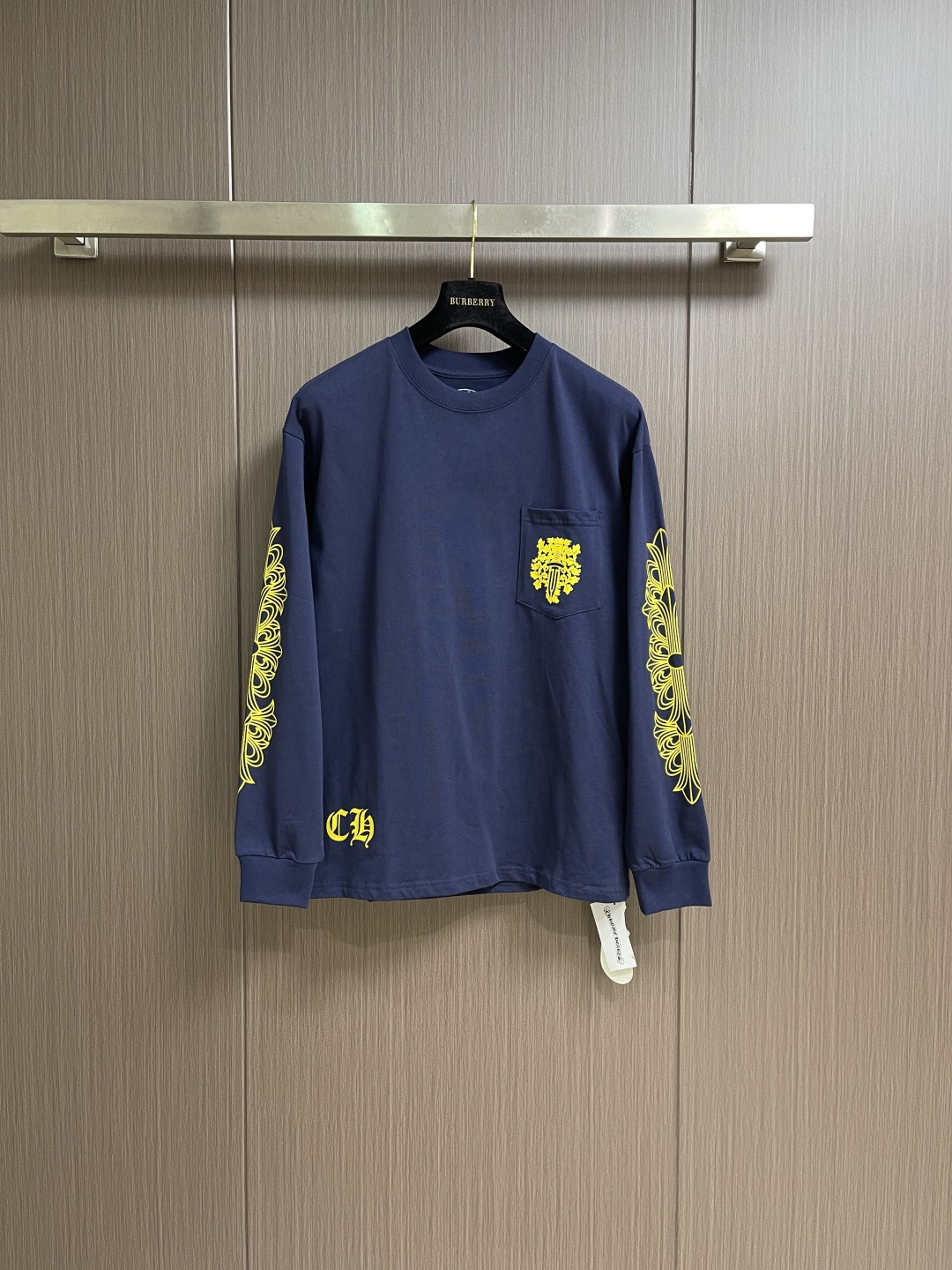 NO:661032,Chrome Hearts CH Chrome Hearts Back Yellow Vine Sword Navy Blue Long Sleeve T-shirt, originally developed and custom-woven and dyed 180g navy blue cotton fabric, slightly fermented. The overall printing process is YB consistent thermosetting oil material printing. Sizes S-XL,,chrome hearts,chrome hearts, 19860909Chrome Hearts CH克罗心后背黄色藤蔓宝剑藏青色长袖T 恤,原版开发定织定染180g藏青色纯棉面料,有做轻微酵洗.整体印花工艺YB一致热固油材料印花.尺码S-XL,,chrome hearts,chrome hearts, ,Men's clothing