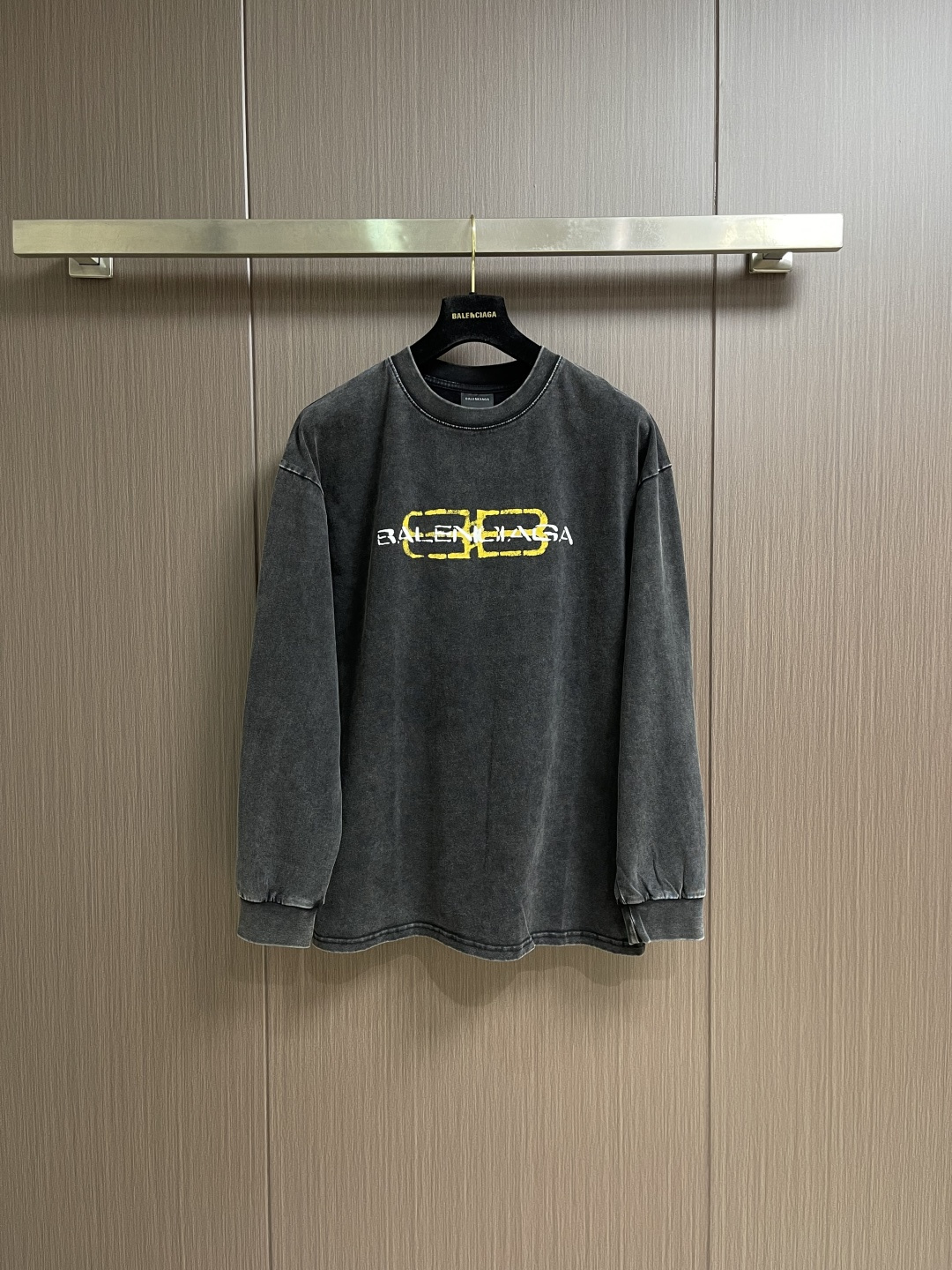 NO:661049,Balenciaga 2026FW double B printed washed and distressed long-sleeved T-shirt. The fabric is made of 200 grams of pure cotton. The weight is just right for the upper body and is very skin-friendly and comfortable. The neckline is different from the previous Balenciaga. It has a wide neckline. The color is gray. It is non-market vulcanized black. The printing uses a digital direct injection machine. It feels softer. The ink is integrated into the fiber without glue. It increases the wearing comfort. The garment is washed and fried with salt. The fabric and coarse salt are tumbled in the washing machine at high temperature.  The salt particles rub the surface and absorb the dye. The fried salt process can achieve a more uniform fading effect, giving the fabric a natural whitening and slightly whitening visual effect, making the transition of the entire garment more natural. Sizes S-XL, balenciaga, burberry, tees, t-shirt,  19860909balenciaga 2026FW双B印花洗水做旧长袖T恤,面料采用200克纯棉 克重刚刚好上身非常亲肤舒适 领口跟以往的巴家不同属于宽领口 颜色我们定织定染为灰色 非市场硫化黑,印花采用数码直喷机 手感更加柔软 墨水融入纤维无胶感 增加穿着舒适感,成衣洗水炒盐工艺 面料与粗盐在洗水机中高温翻滚 盐粒摩擦表面并吸收染料 炒盐工艺能实现更均匀的褪色效果 使面料呈现自然磨白 轻微泛白的视觉效果 让整件衣服过渡更加自然.尺码S-XL,,balenciaga,burberry,tees，t-shirt, ,Men's clothing