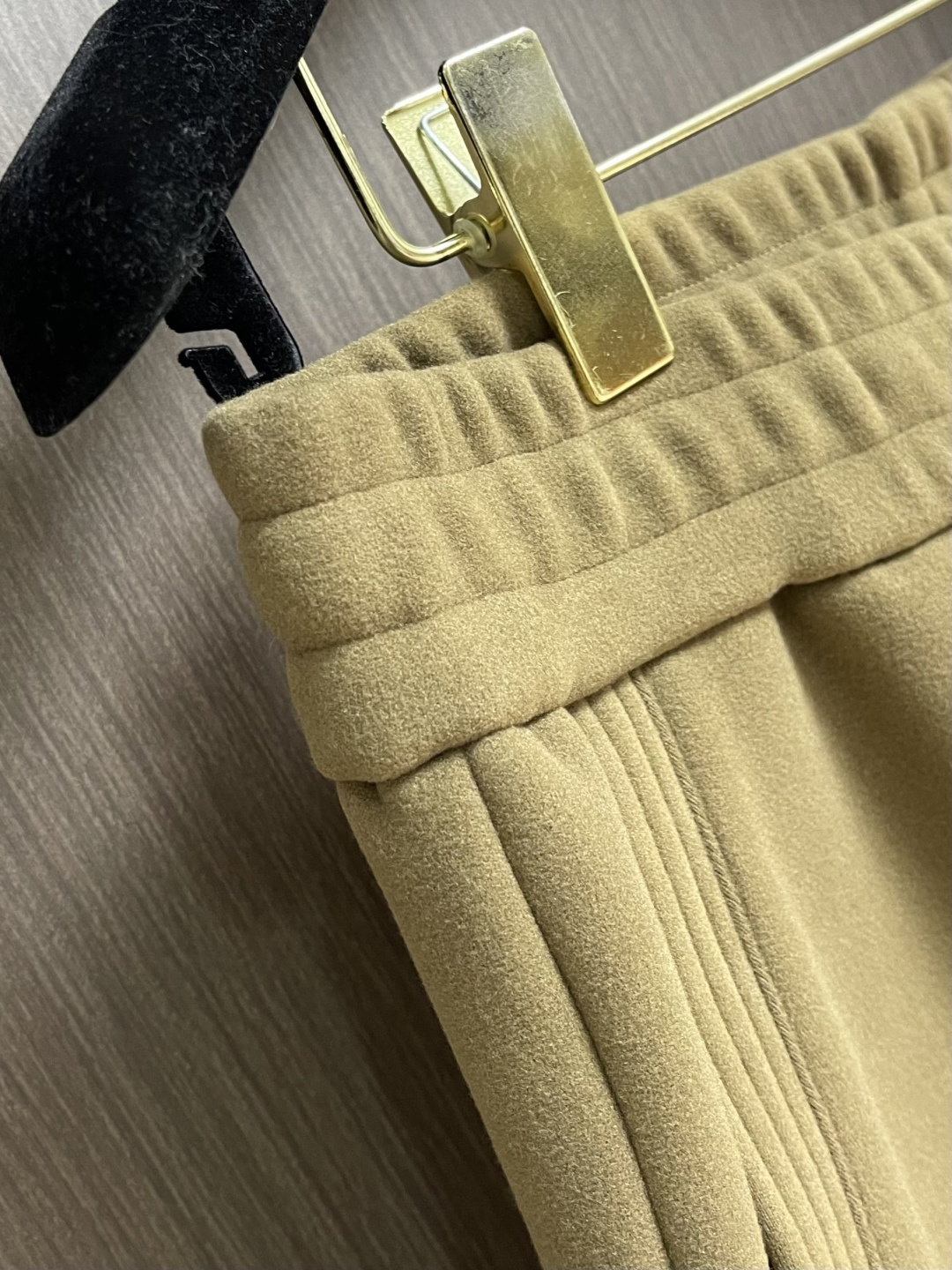 YSL 2025ss秋冬新款加绒休闲裤，冬日里的温柔铠甲，当寒风裹挟着冷意侵袭，一条高端休闲秋裤便是身体