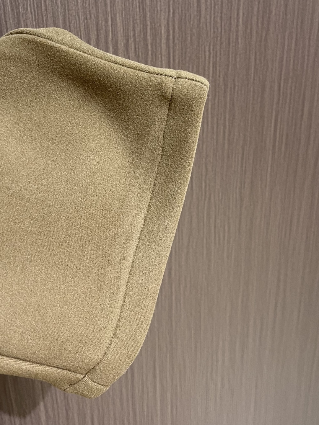 YSL 2025ss秋冬新款加绒休闲裤，冬日里的温柔铠甲，当寒风裹挟着冷意侵袭，一条高端休闲秋裤便是身体