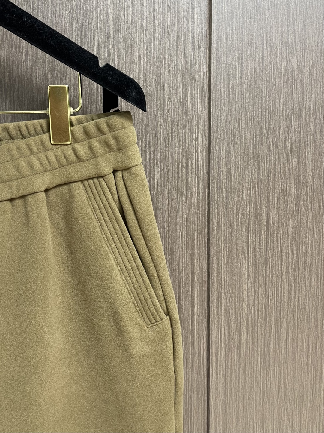 YSL 2025ss秋冬新款加绒休闲裤，冬日里的温柔铠甲，当寒风裹挟着冷意侵袭，一条高端休闲秋裤便是身体