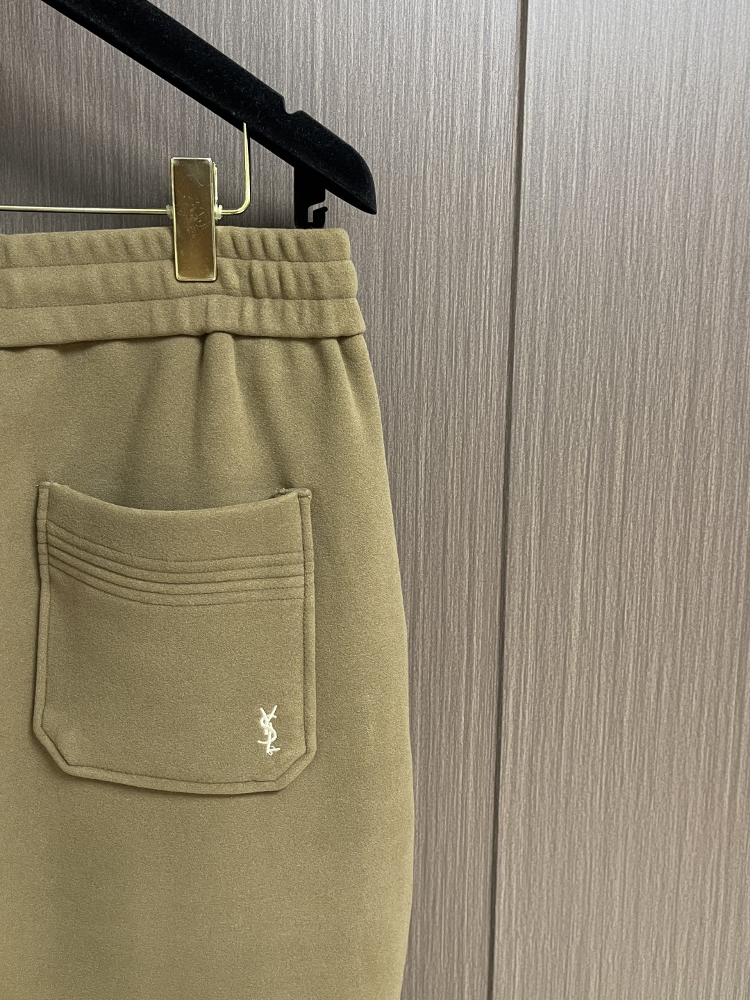 YSL 2025ss秋冬新款加绒休闲裤，冬日里的温柔铠甲，当寒风裹挟着冷意侵袭，一条高端休闲秋裤便是身体