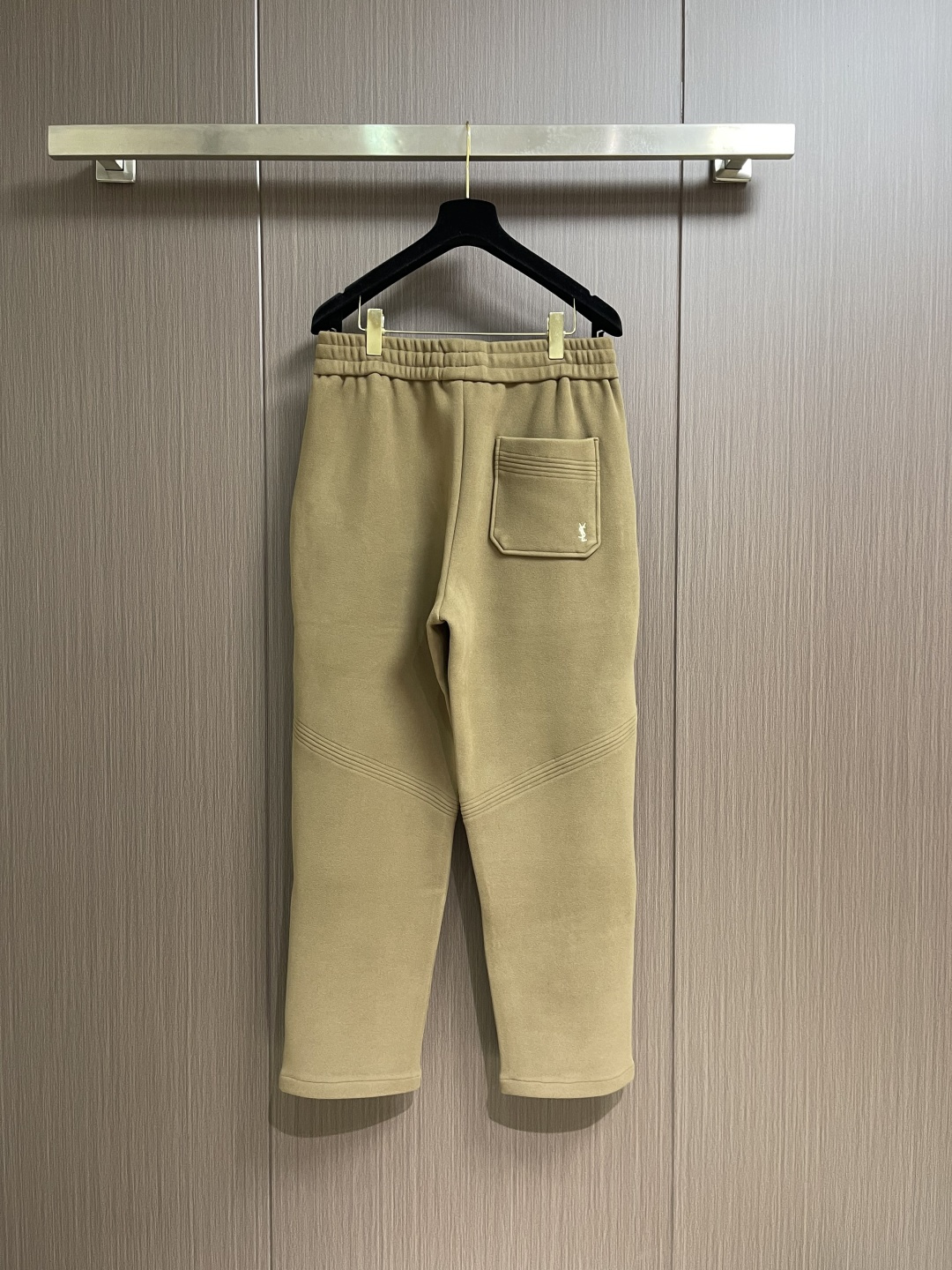 YSL 2025ss秋冬新款加绒休闲裤，冬日里的温柔铠甲，当寒风裹挟着冷意侵袭，一条高端休闲秋裤便是身体