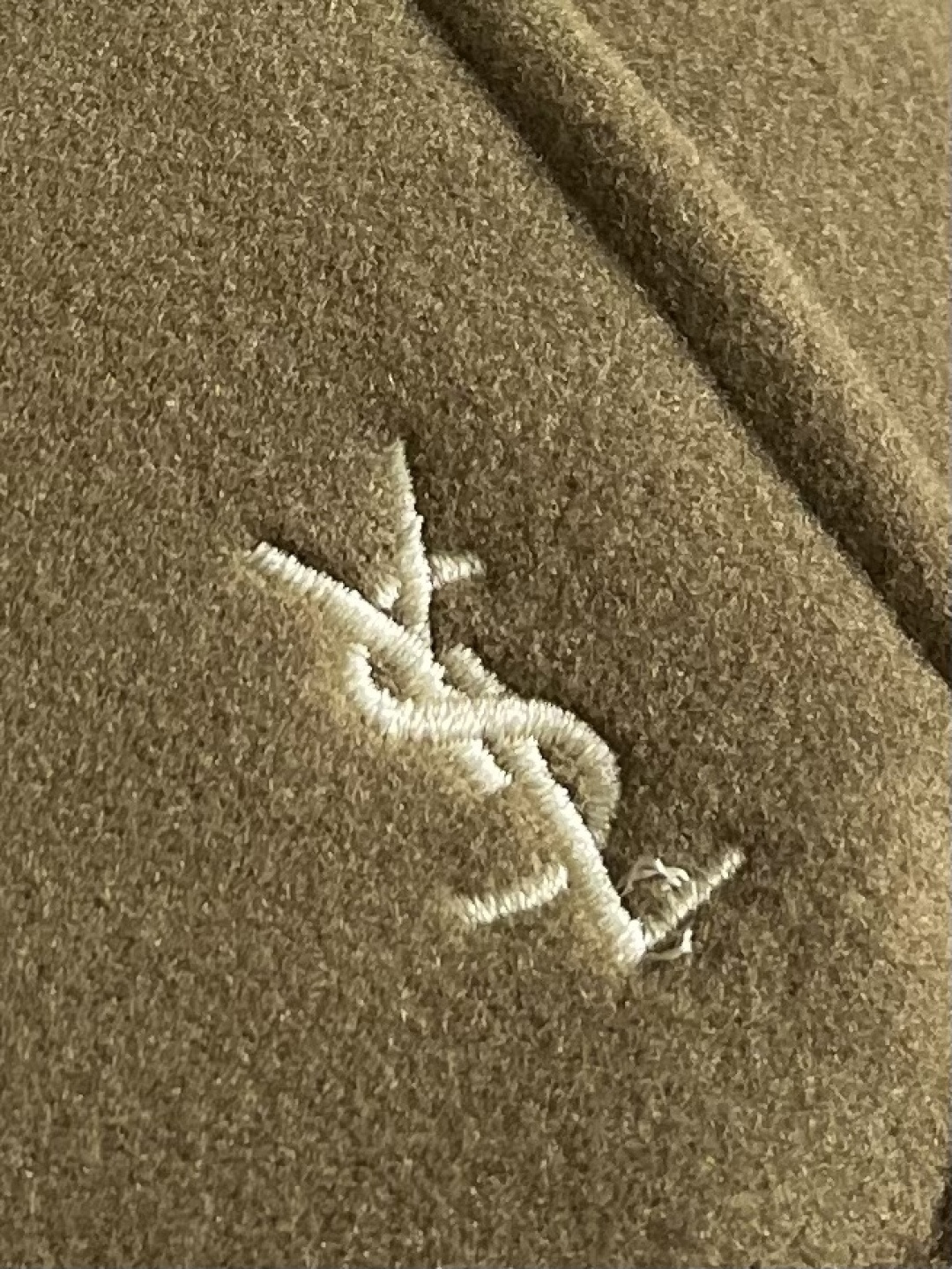 YSL 2025ss秋冬新款加绒休闲裤，冬日里的温柔铠甲，当寒风裹挟着冷意侵袭，一条高端休闲秋裤便是身体