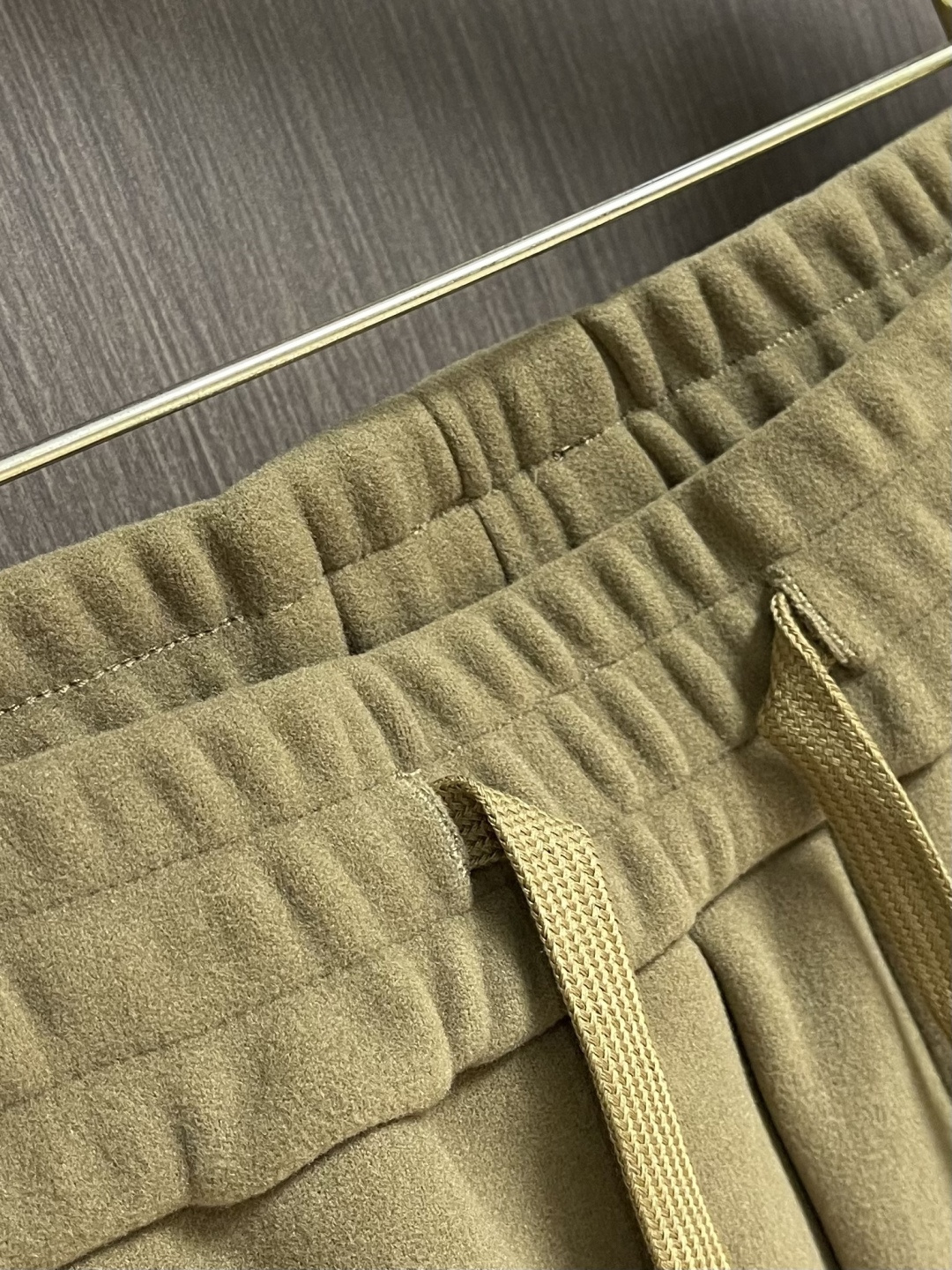 YSL 2025ss秋冬新款加绒休闲裤，冬日里的温柔铠甲，当寒风裹挟着冷意侵袭，一条高端休闲秋裤便是身体