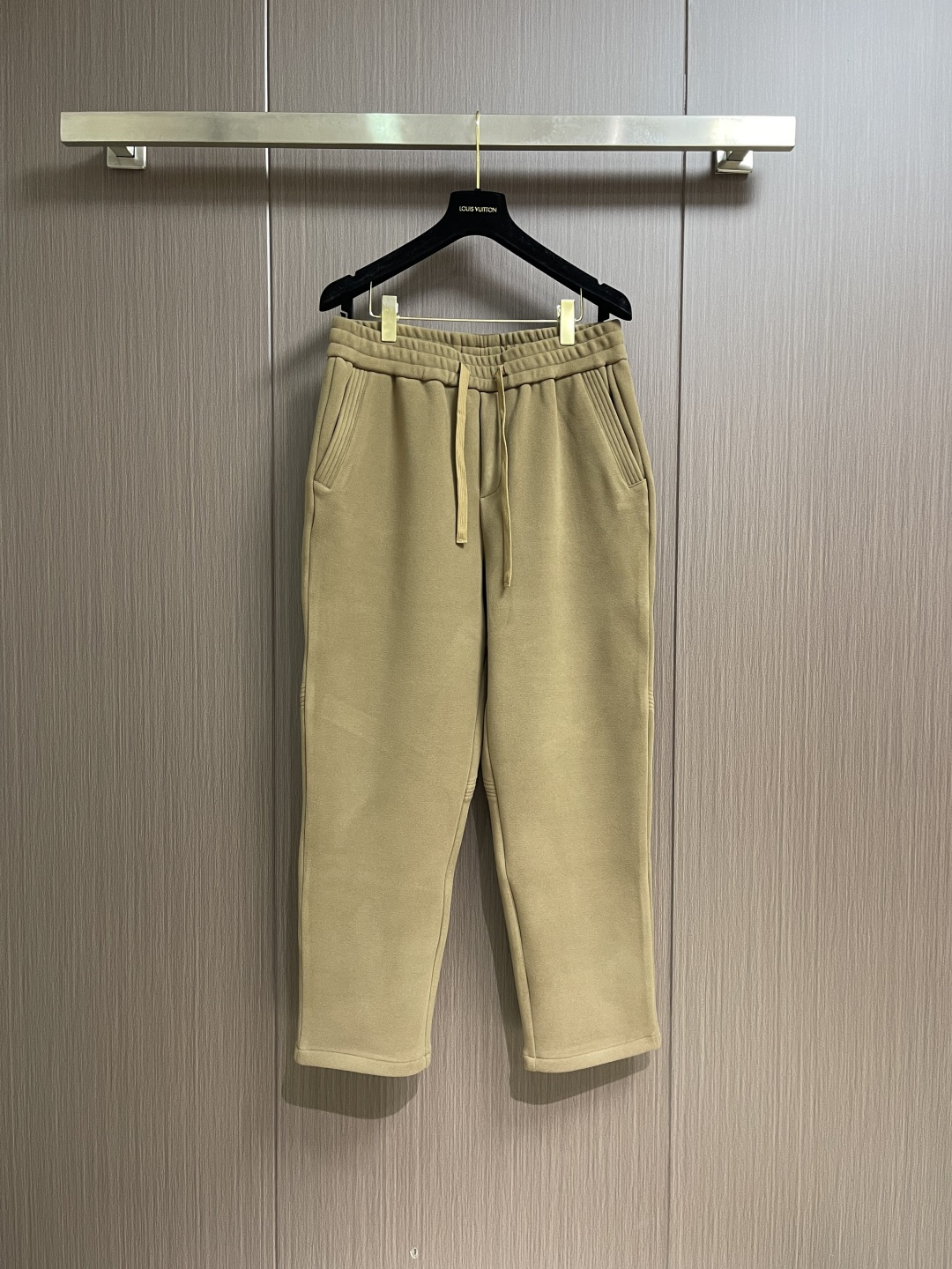 YSL 2025ss秋冬新款加绒休闲裤，冬日里的温柔铠甲，当寒风裹挟着冷意侵袭，一条高端休闲秋裤便是身体