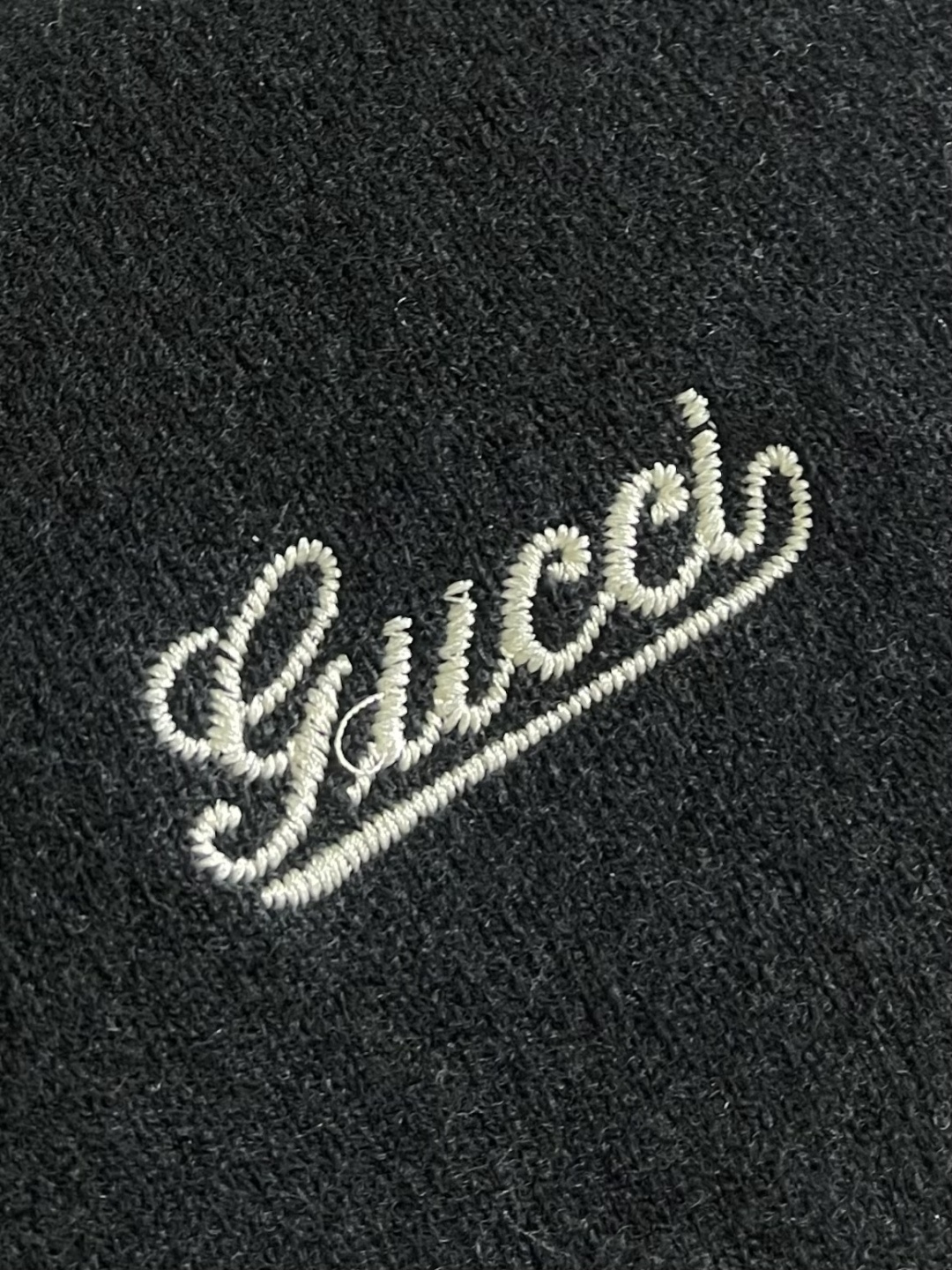 GUCCI 小刺绣标识针织毛衣，胸口刺绣立体3D小标刺绣，成衣洗水去除羊毛杂质与固定版型。造型简洁。这款