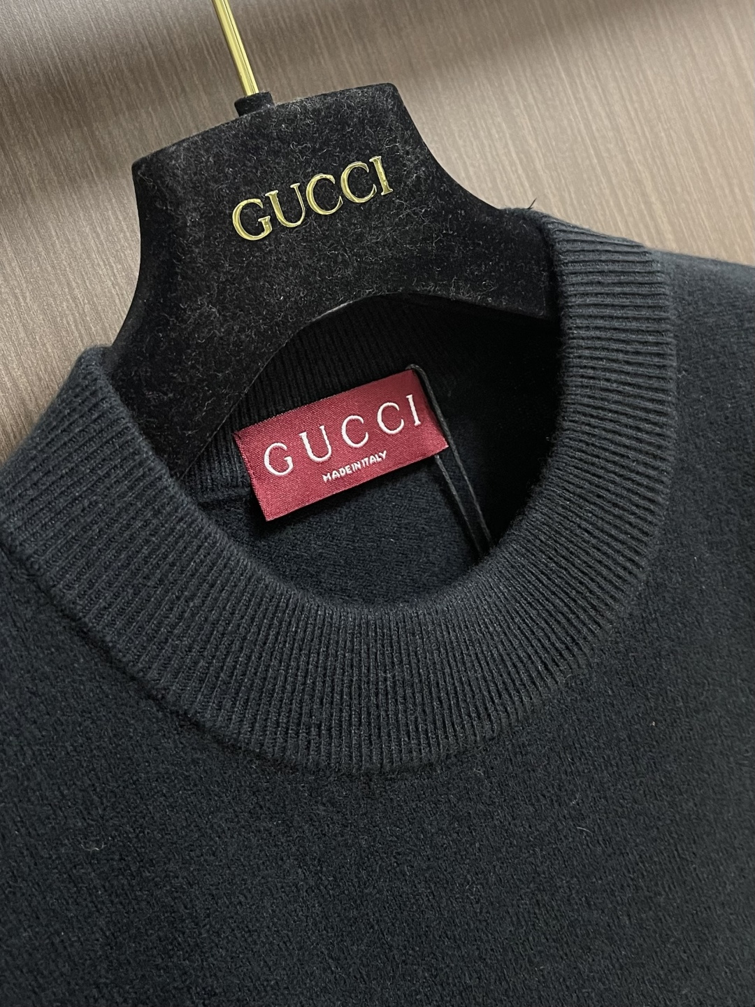 GUCCI 小刺绣标识针织毛衣，胸口刺绣立体3D小标刺绣，成衣洗水去除羊毛杂质与固定版型。造型简洁。这款