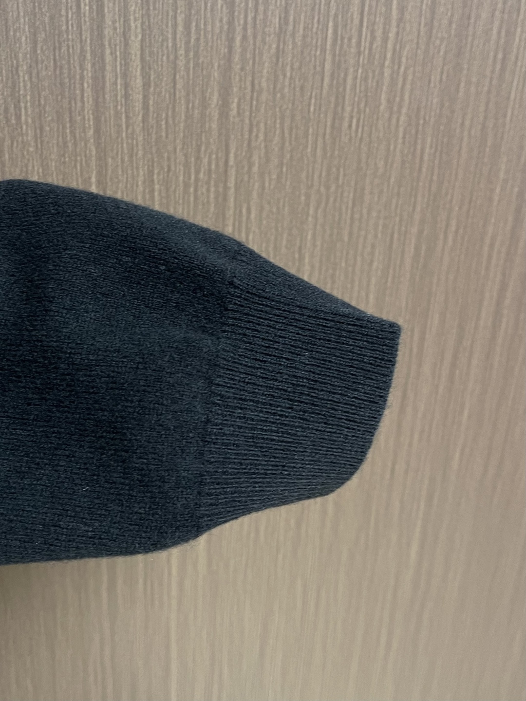 GUCCI 小刺绣标识针织毛衣，胸口刺绣立体3D小标刺绣，成衣洗水去除羊毛杂质与固定版型。造型简洁。这款