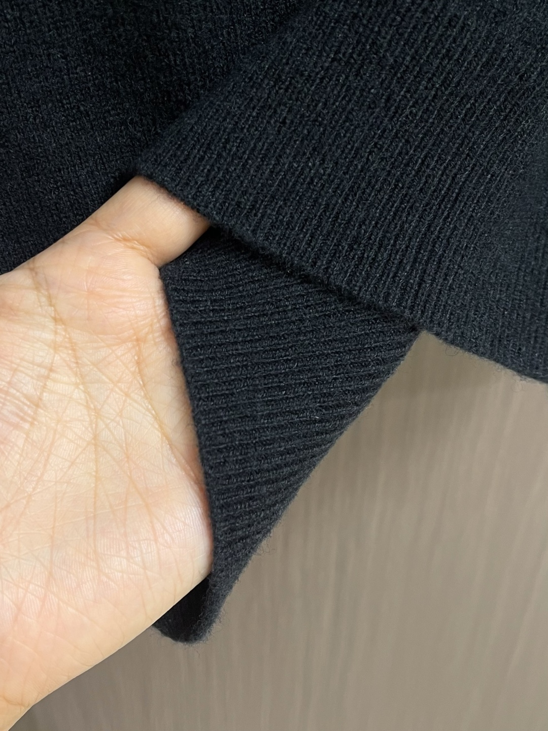 GUCCI 小刺绣标识针织毛衣，胸口刺绣立体3D小标刺绣，成衣洗水去除羊毛杂质与固定版型。造型简洁。这款