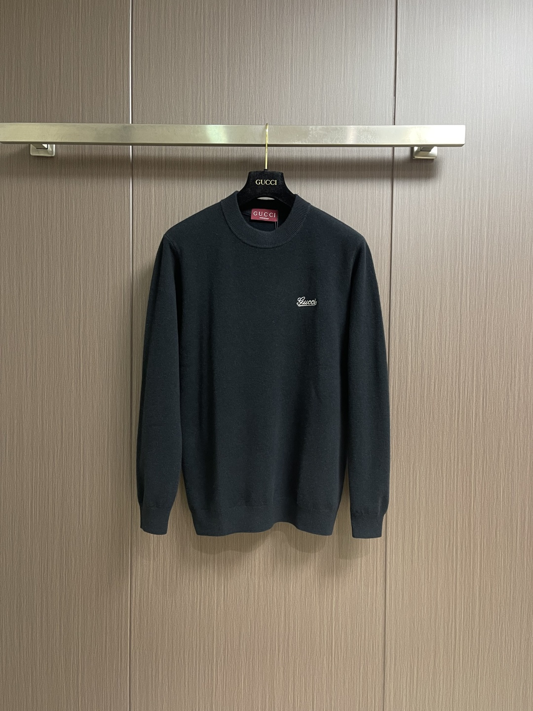 GUCCI 小刺绣标识针织毛衣，胸口刺绣立体3D小标刺绣，成衣洗水去除羊毛杂质与固定版型。造型简洁。这款
