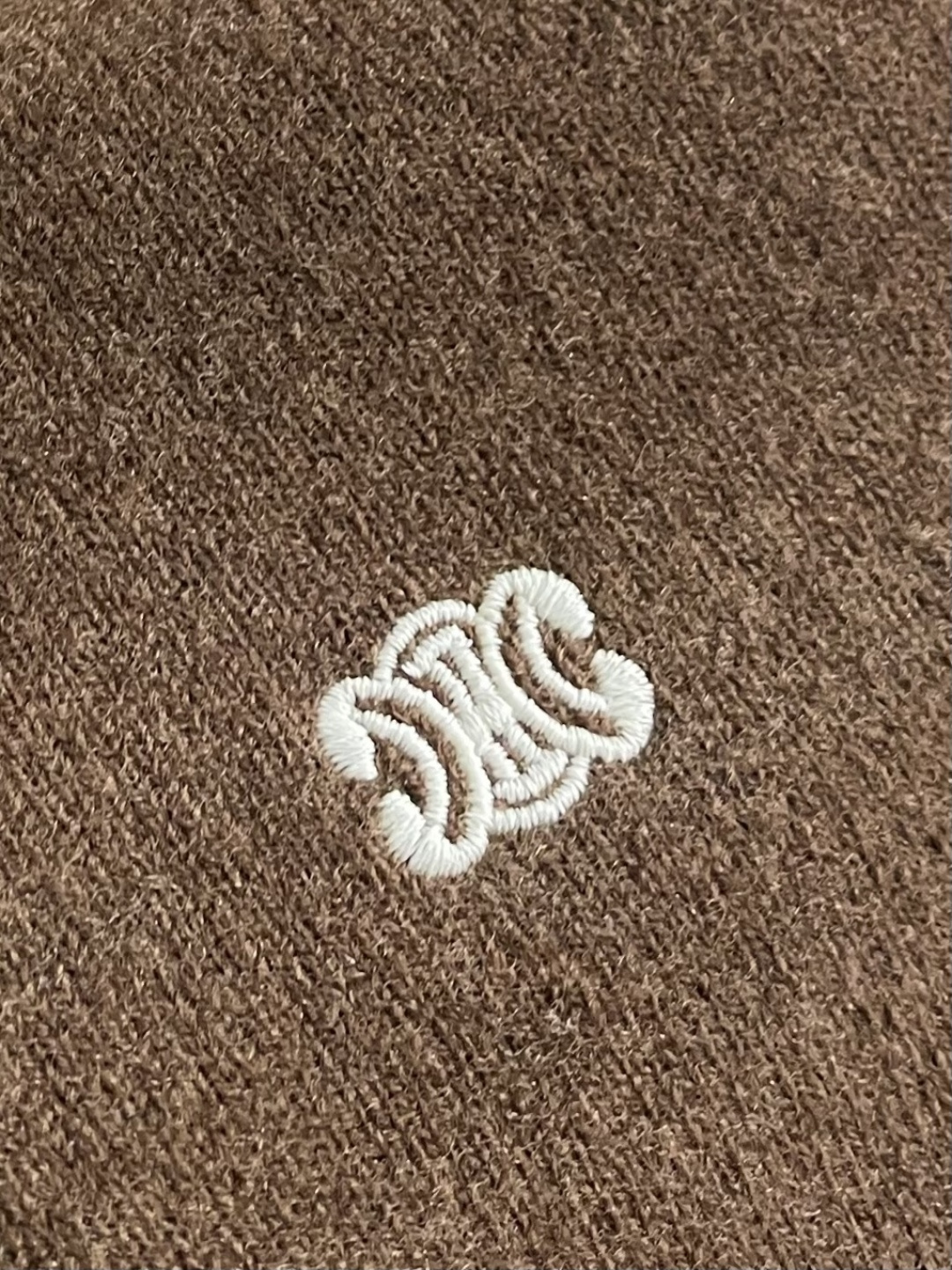 celine 2026SS早春新款针织圆领长袖毛衣，细腻绒感，贴肤穿像裹了层「暖云」,300g的克重刚好