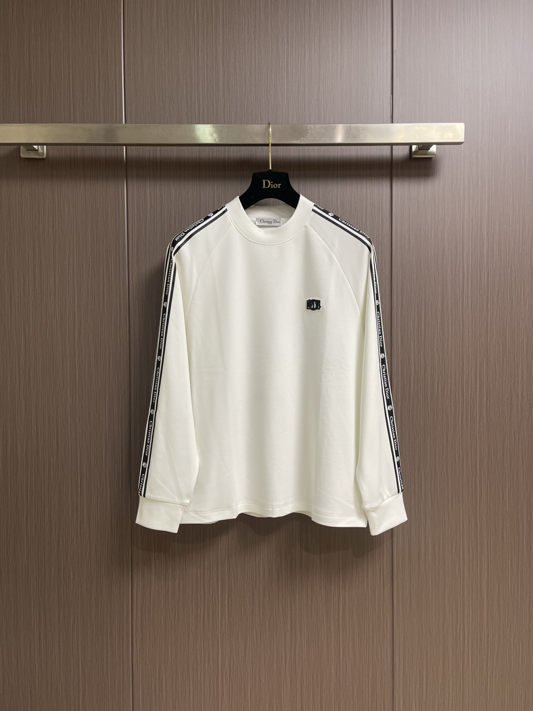 NO:683169,Dior  Contrast color webbing round neck long-sleeved T-shirt, this style is made of 21 double combed compact yarns, 310 grams of encrypted plain fabric after washing, and is dyed with imported anti-fading reactive dyes. The webbing is made of jacquard ribbed flat knitting webbing.  The printing process is fine-tuned to the pattern and color of the board. We use an imported elliptical machine to do the direct-injection printing process on the board. The latest brand woven label is custom-woven, and soft washing is added after the garment is made. Sizes M-3XL, dior, tees, t-shirt,19860909Dior 撞色织带圆领长袖T恤,此款采用21支双精梳紧密纺纱,做洗后310克加密平纹布,运用进口防掉色活性染料对板定染色.织带采用提花罗纹横机对板定织织带.印花处精细对板花型和颜色,采用进口椭圆机对板做直喷印花工艺,定织最新品牌织唛,成衣后加柔洗水.尺码M-3XL,,dior,tees，t-shirt,,Men's clothing