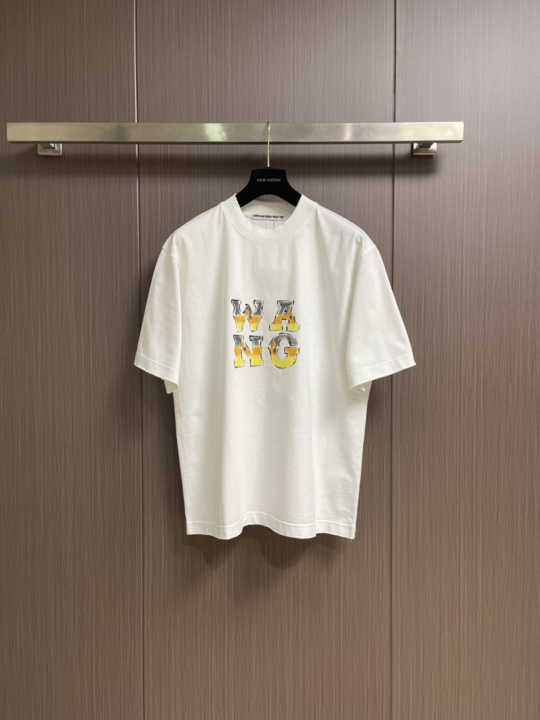 NO:683185,Alexander wang 2026SS early spring three-dimensional printed short-sleeved T-shirt, made of high-quality cotton fabric, skin-friendly and comfortable!  The fit is perfect!  Versatile style!  The logo design is unique, and the upper body effect is trendy, fashionable and energetic. Sizes XS-XL  Shoulder width 62.5, bust 132, length 80, T-shirt, tees, t-shirt,19860909Alexander wang 2026SS早春立体印花短袖T恤,采用优质棉质面料,亲肤舒适！版型完美！百搭款！logo设计别具一格,上身效果潮流时尚活力满满.尺码XS-XL XS码肩宽52.5胸围108衣长72  S码肩宽55 胸围114衣长74  M码 肩宽57.5胸围120衣长76 L码 肩宽60 胸围126衣长78 XL码 肩宽62.5胸围132衣长80,,T-shirt,tees，t-shirt,,Men's clothing