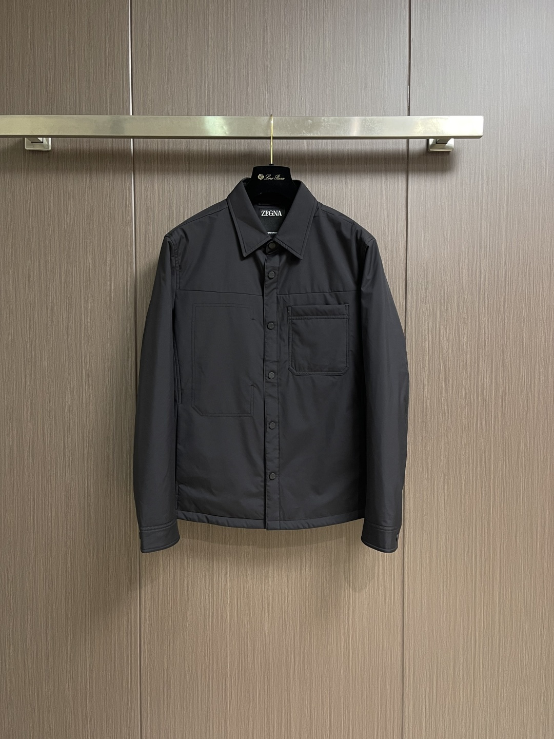 NO:683200,ZEGNA  2026ss early spring new lapel jacket, ZEGNA adopts a classic shirt style. The lapel design is simple and capable, which can modify the neck line and make the wearer look more energetic. At the same time, the lapel can resist wind and cold to a certain extent, provide thermal protection for the neck, and improve wearing comfort. This jacket is filled with imported cotton. Compared with thick cotton filling, the amount of filling cotton in this jacket will not make the jacket too heavy, maintaining the lightness of the jacket, making it easier for the wearer to move and more comfortable.  Suitable for layering in autumn and winter. Fine tailoring technology is used to ensure a comfortable fit; rigorous sewing technology enhances durability; snap buttons and other accessories are firmly installed and processed through multiple processes to prevent them from falling off, ensuring the daily wearing experience. Simple without losing the sense of design,  Highlight the brand style and make the overall look more attractive. Suitable for business, leisure and other diverse scenarios. Single-row button closure, neat and stylish, can create a variety of wearing styles, such as layering inside to show a sense of layering, wearing alone to highlight a casual temperament. Sizes 48-56  Size 48, bust 114, shoulder width 46.8, length 68, size 50, bust 118, shoulder width 48, length 70, size 52, size bust 122, shoulder width 49.2, length 72, size 54, size 54, bust 126, shoulder width 50.4, length 74, size 56, chest 130, shoulder width 51.6, length 76, jackets & coats, shirts,19860909ZEGNA 2026ss早春新款翻领外套,ZEGNA这款外套采用经典衬衫版型,翻领设计简约干练,能修饰颈部线条,让穿着者看起来更精神干练.同时,翻领可在一定程度上抵御风寒,为颈部提供保暖防护,提升穿着的舒适度.这款外套里充上进口棉,相较于厚棉填充,这款外套的填充棉量不会让外套过于厚重,保持了外套的轻便性,方便穿着者活动,也更秋冬适合叠穿.运用精细裁剪工艺,确保版型舒适；车缝工艺严谨,增强耐用性；四合扣等配件安装牢固,经多道工序处理,不易脱落,保障日常穿着体验.简约而不失设计感,彰显品牌格调,让整体造型更具亮点.适配商务、休闲等多元场景.单排纽扣开合,利落有型,可打造多种穿搭风格,如内搭叠穿展现层次感,单穿凸显随性气质.尺码48-56 48码 胸围114 肩宽46.8 衣长68 50码 胸围118 肩宽48 衣长70 52码 胸围122 肩宽49.2 衣长72 54码 胸围126 肩宽50.4 衣长74 56码 胸围130 肩宽51.6衣长76,,jackets & coats,shirts,,Men's clothing