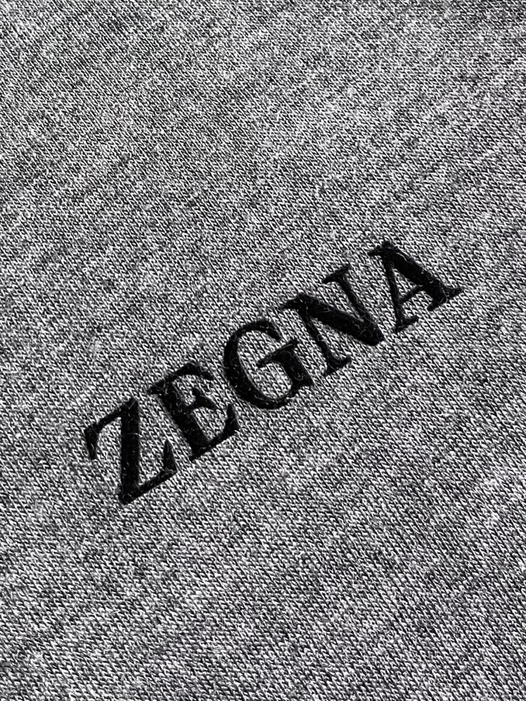 Zegna 杰尼亚双面束腰夹克，这款双面 Brezza束腰夹克选用双配色微纤维面料制成，面料舒适柔软，透