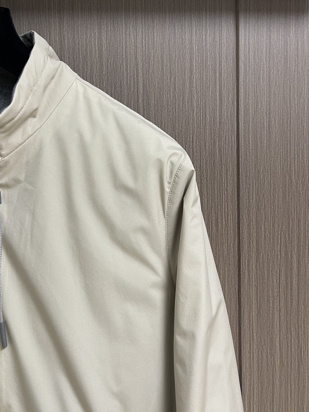 Zegna 杰尼亚双面束腰夹克，这款双面 Brezza束腰夹克选用双配色微纤维面料制成，面料舒适柔软，透