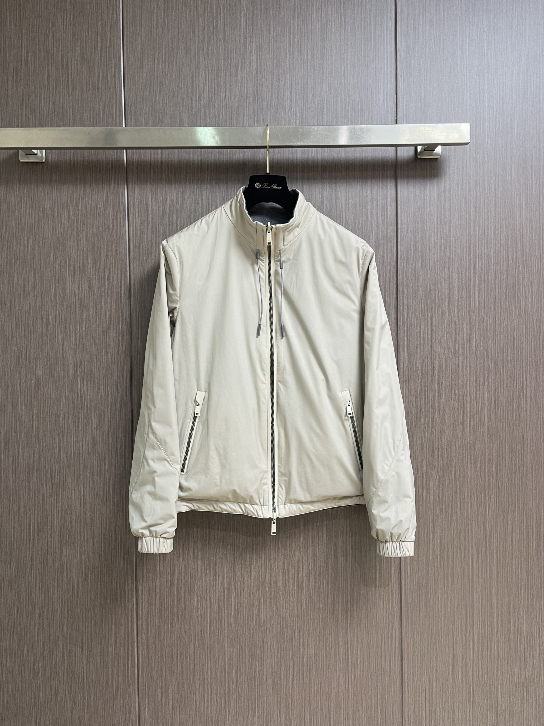 Zegna 杰尼亚双面束腰夹克，这款双面 Brezza束腰夹克选用双配色微纤维面料制成，面料舒适柔软，透