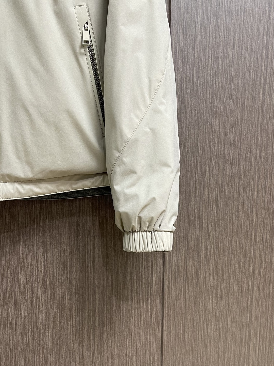 Zegna 杰尼亚双面束腰夹克，这款双面 Brezza束腰夹克选用双配色微纤维面料制成，面料舒适柔软，透