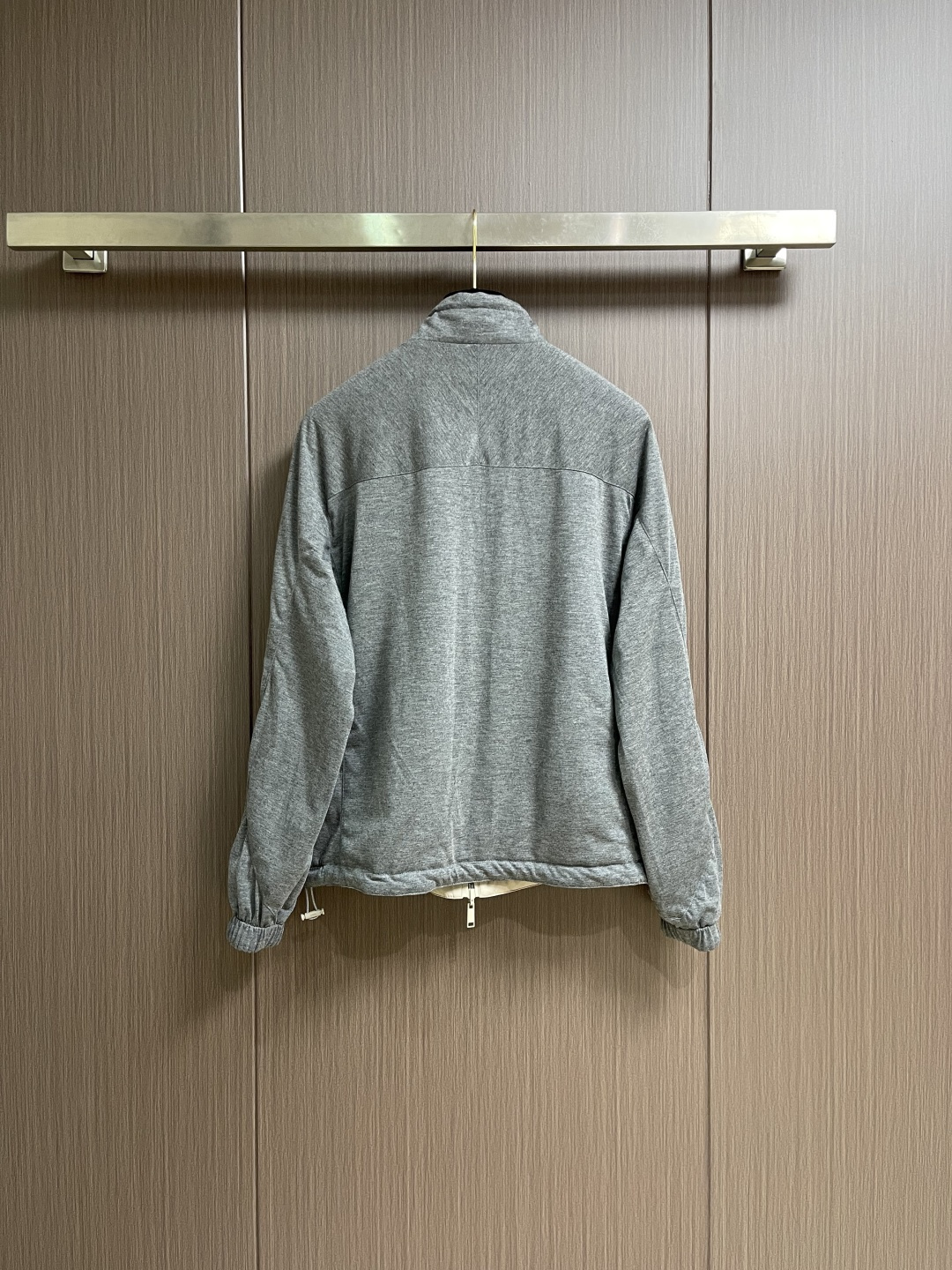 Zegna 杰尼亚双面束腰夹克，这款双面 Brezza束腰夹克选用双配色微纤维面料制成，面料舒适柔软，透