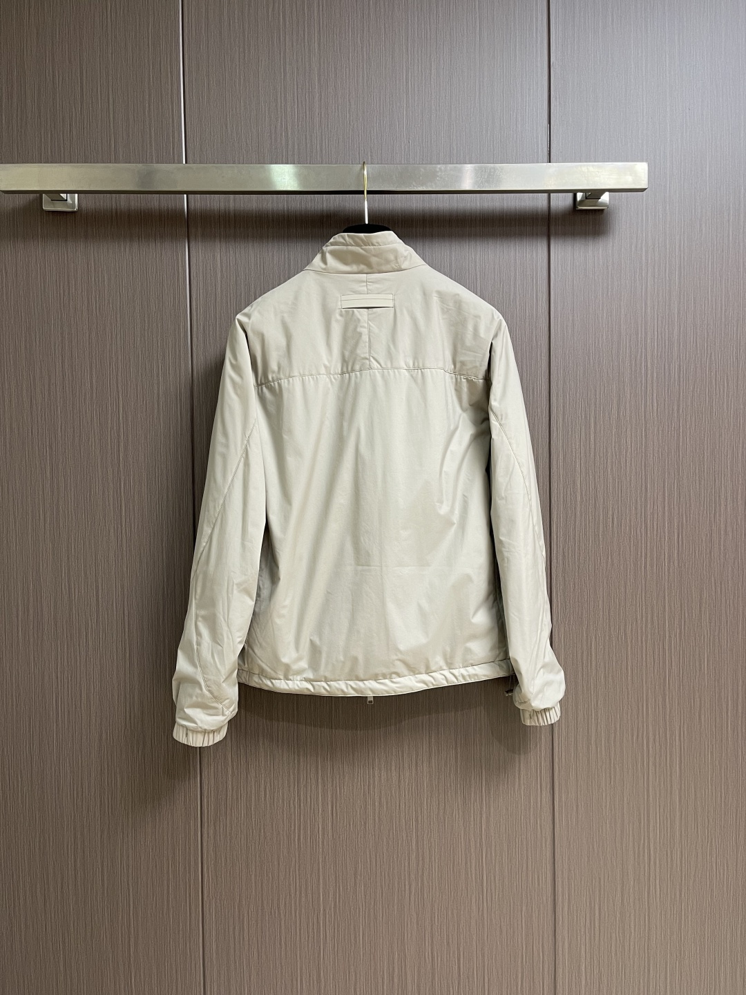 Zegna 杰尼亚双面束腰夹克，这款双面 Brezza束腰夹克选用双配色微纤维面料制成，面料舒适柔软，透