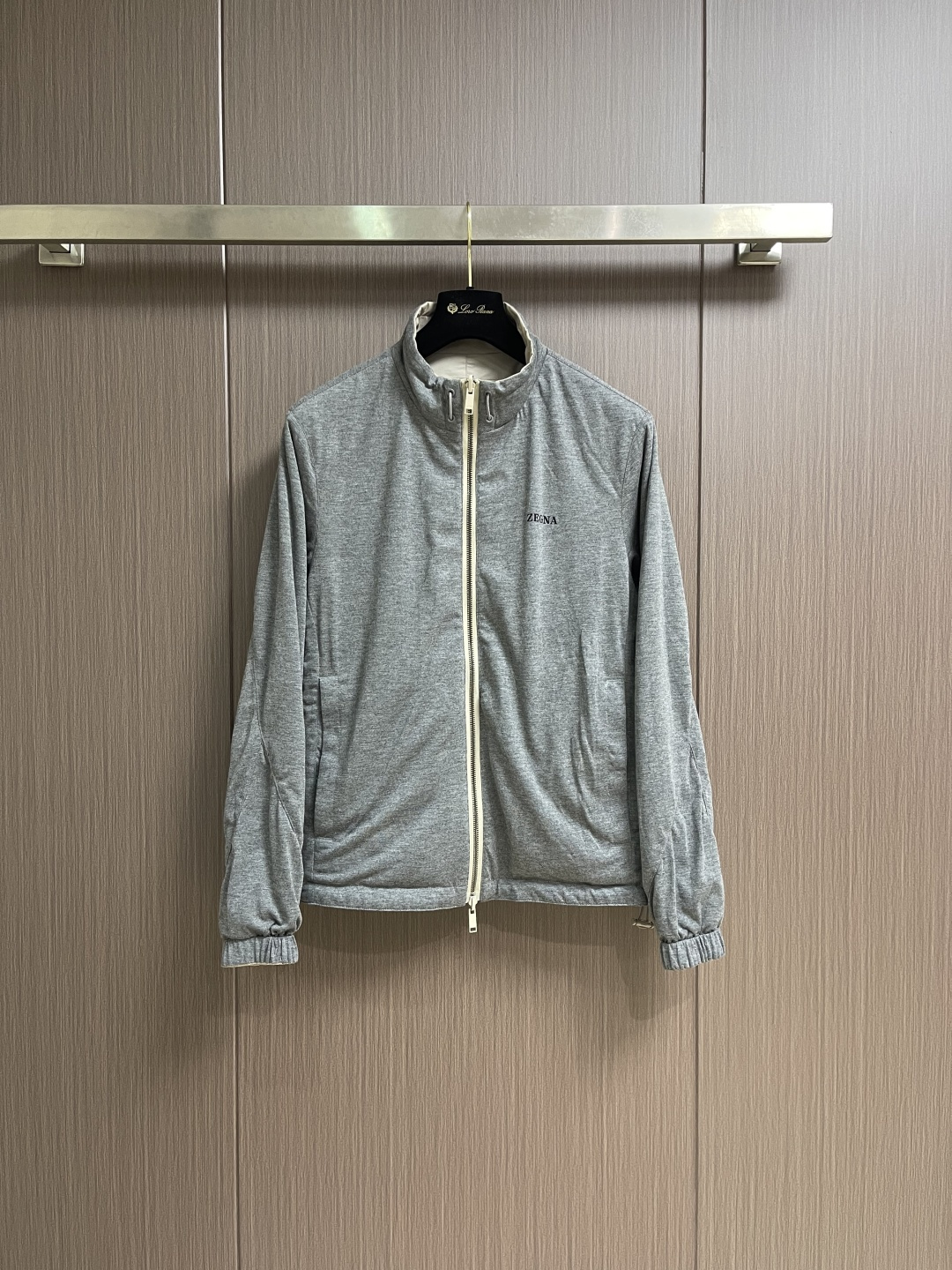 Zegna 杰尼亚双面束腰夹克，这款双面 Brezza束腰夹克选用双配色微纤维面料制成，面料舒适柔软，透