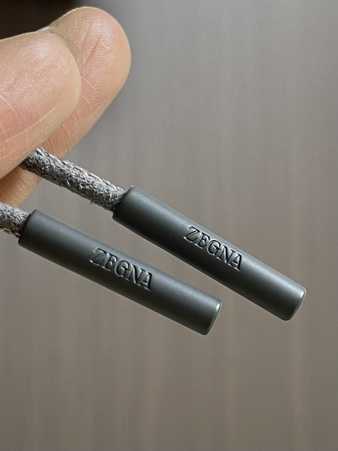 Zegna 杰尼亚双面束腰夹克，这款双面 Brezza束腰夹克选用双配色微纤维面料制成，面料舒适柔软，透