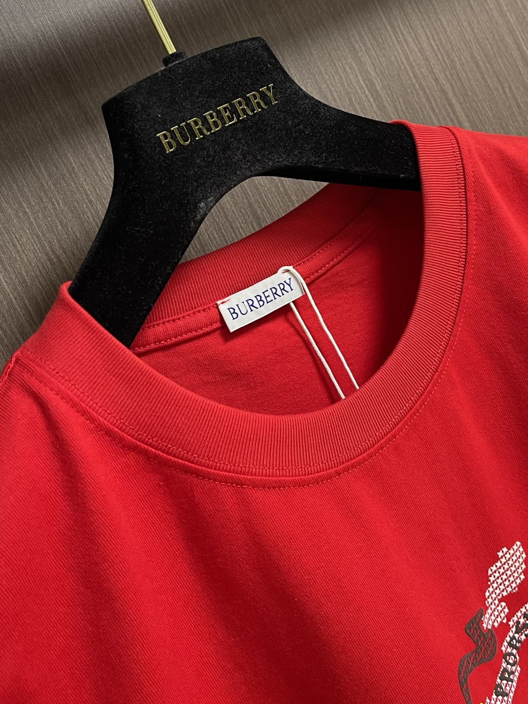 Burberry 2026SS早春新款战马印花圆领短袖T恤，客供高支弹力面料，平整匀称的针轻薄清爽，柔软