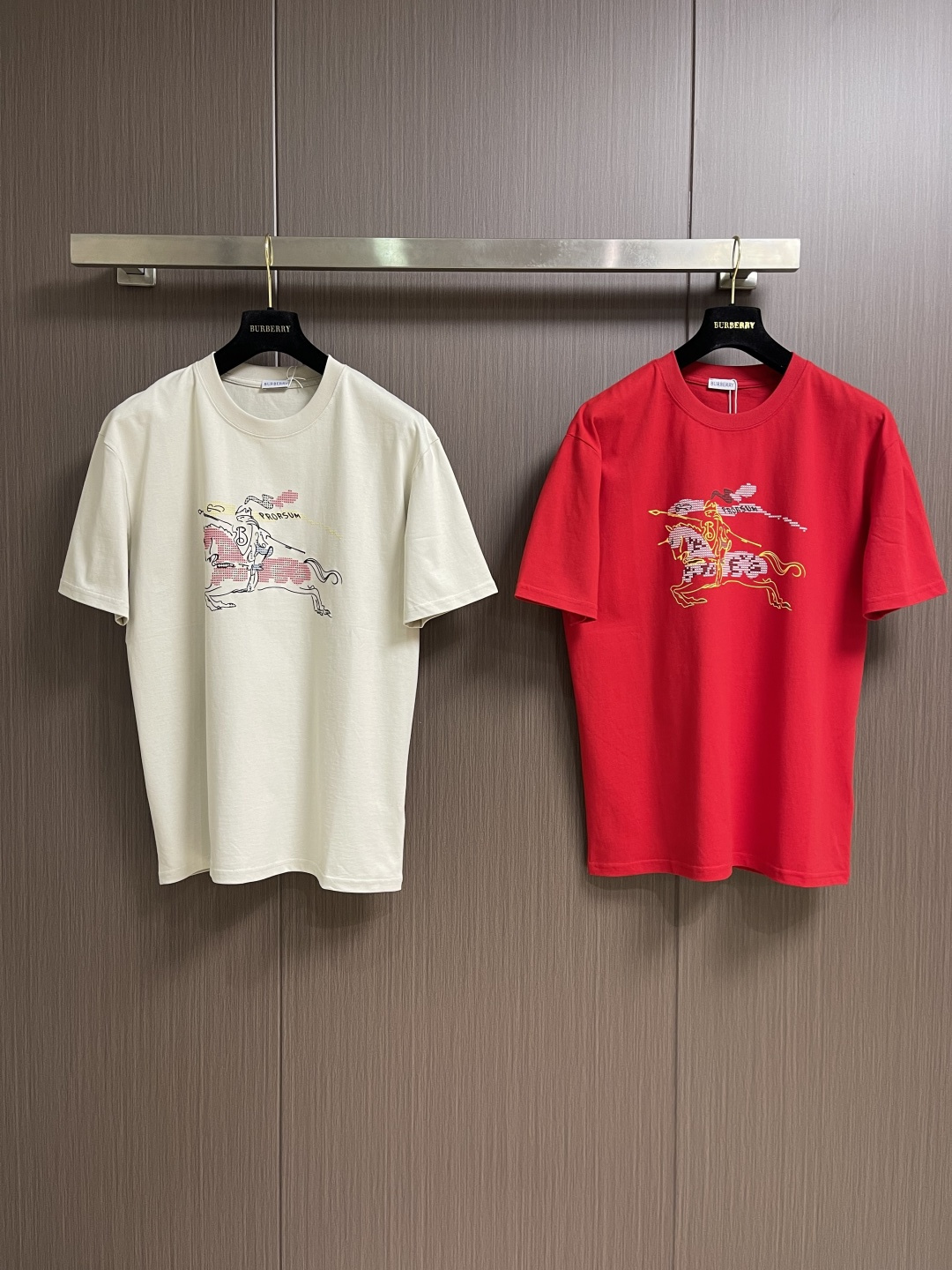 Burberry 2026SS早春新款战马印花圆领短袖T恤，客供高支弹力面料，平整匀称的针轻薄清爽，柔软