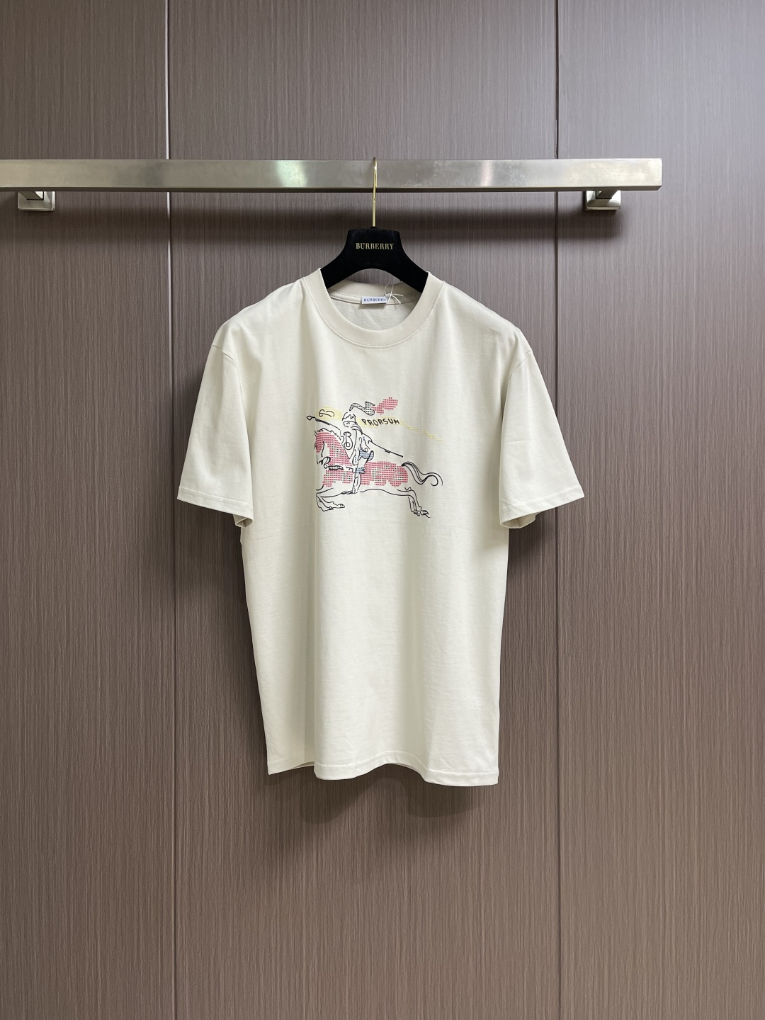Burberry 2026SS早春新款战马印花圆领短袖T恤，客供高支弹力面料，平整匀称的针轻薄清爽，柔软